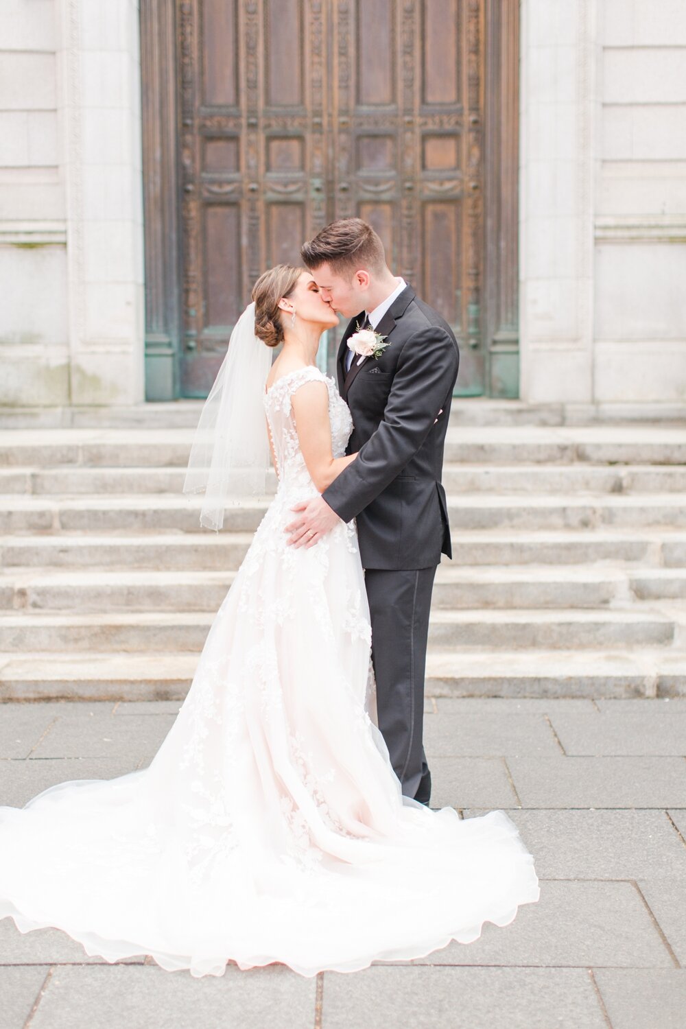 hartford-city-hall-wedding-bride-groom-kiss