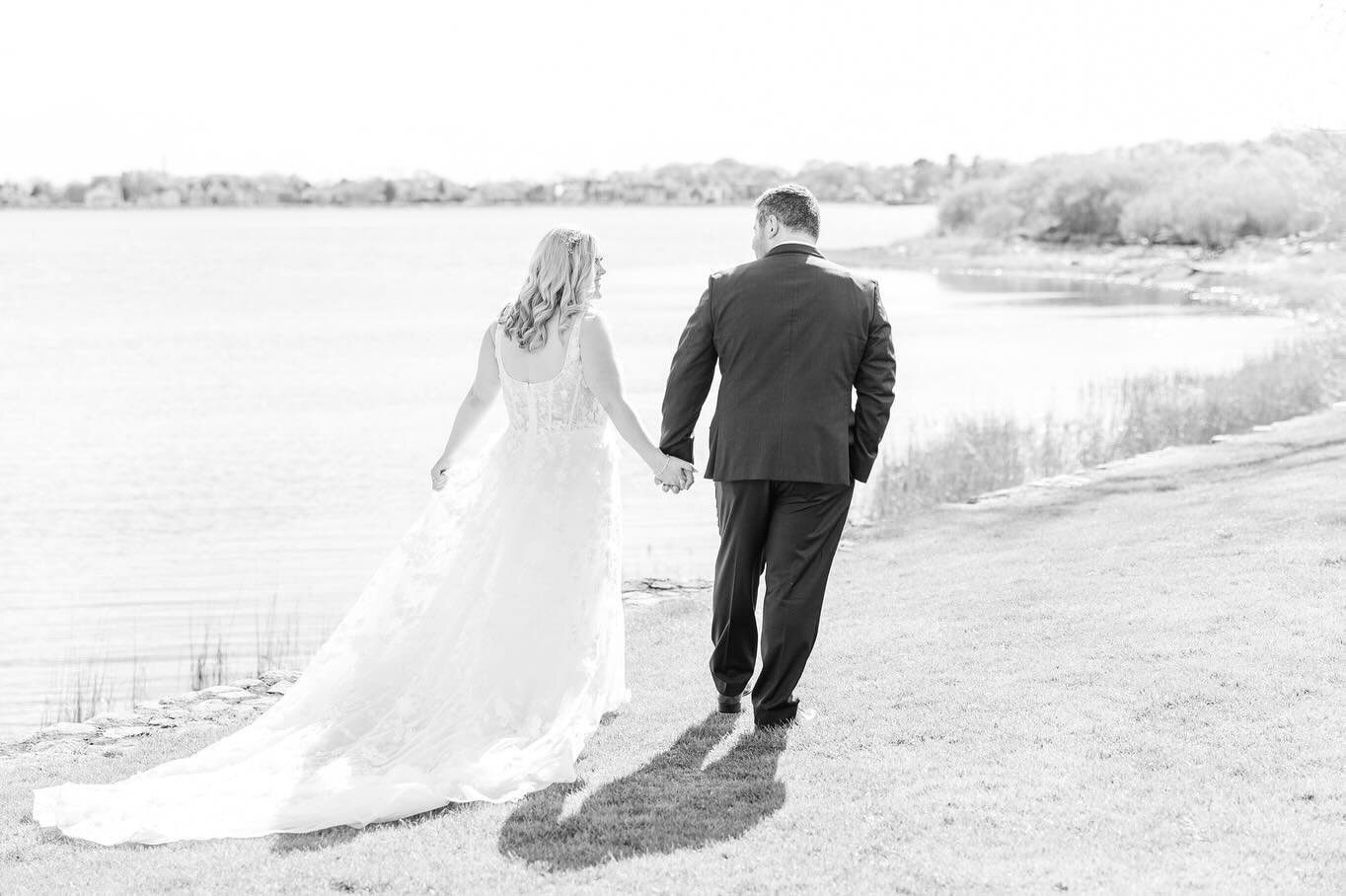 A moment for black and white photos from this dreamy spring wedding last April⁠. In a few weeks we&rsquo;ll be at The Inn at Longshore for our first wedding of the 2024 season, and we simply cannot wait to be back at one of our favorite venues (our h
