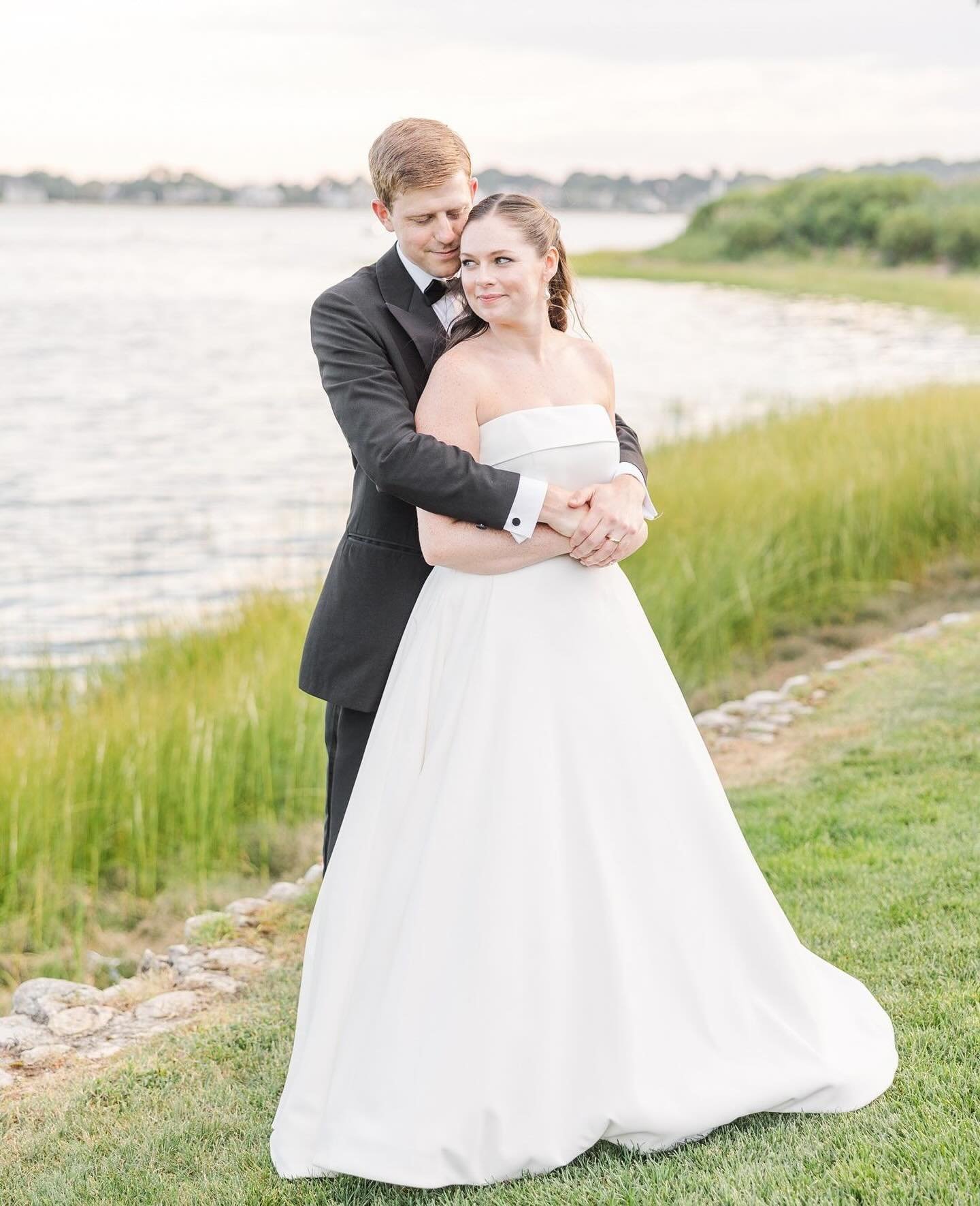 Summer golden hours along the New England coast are nothing short of magical. ✨  I can&rsquo;t wait to capture more portraits like these in the coming months!⁠
⁠
Venue: @theinnatlongshore⁠
Florals: @flowersbydaniellellc⁠
Hair &amp; Makeup: @blowdry_s