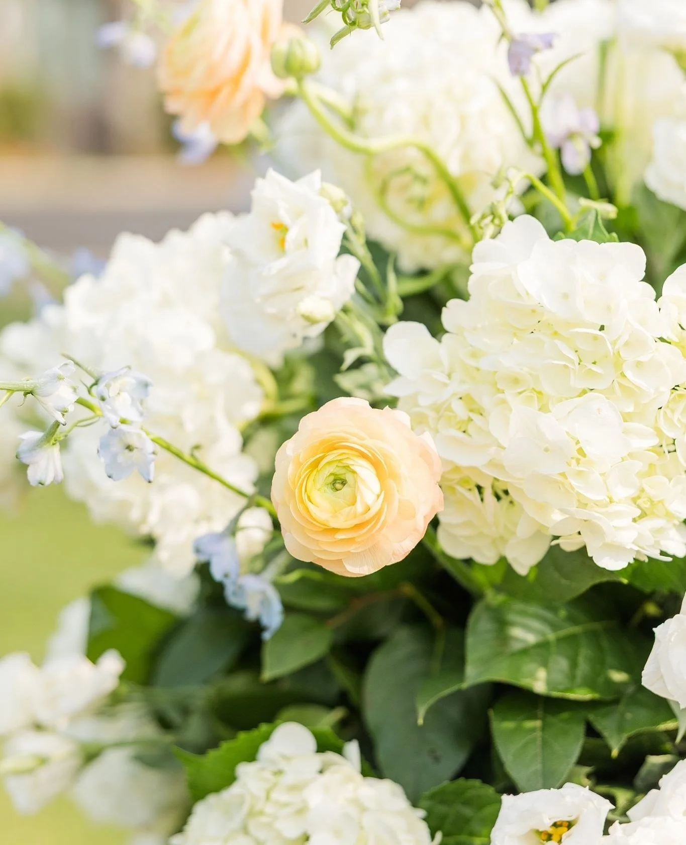Loved this elegant floral design for a dreamy summer wedding at the lovely @whitbycastle.  Swipe to see more from this lovely day!⁠
⁠
Venue: @whitbycastle ⁠
Wedding Coordination: @laceandroseevents⁠
Photography: @shainaleephoto &amp; @arturodiaz.slp⁠