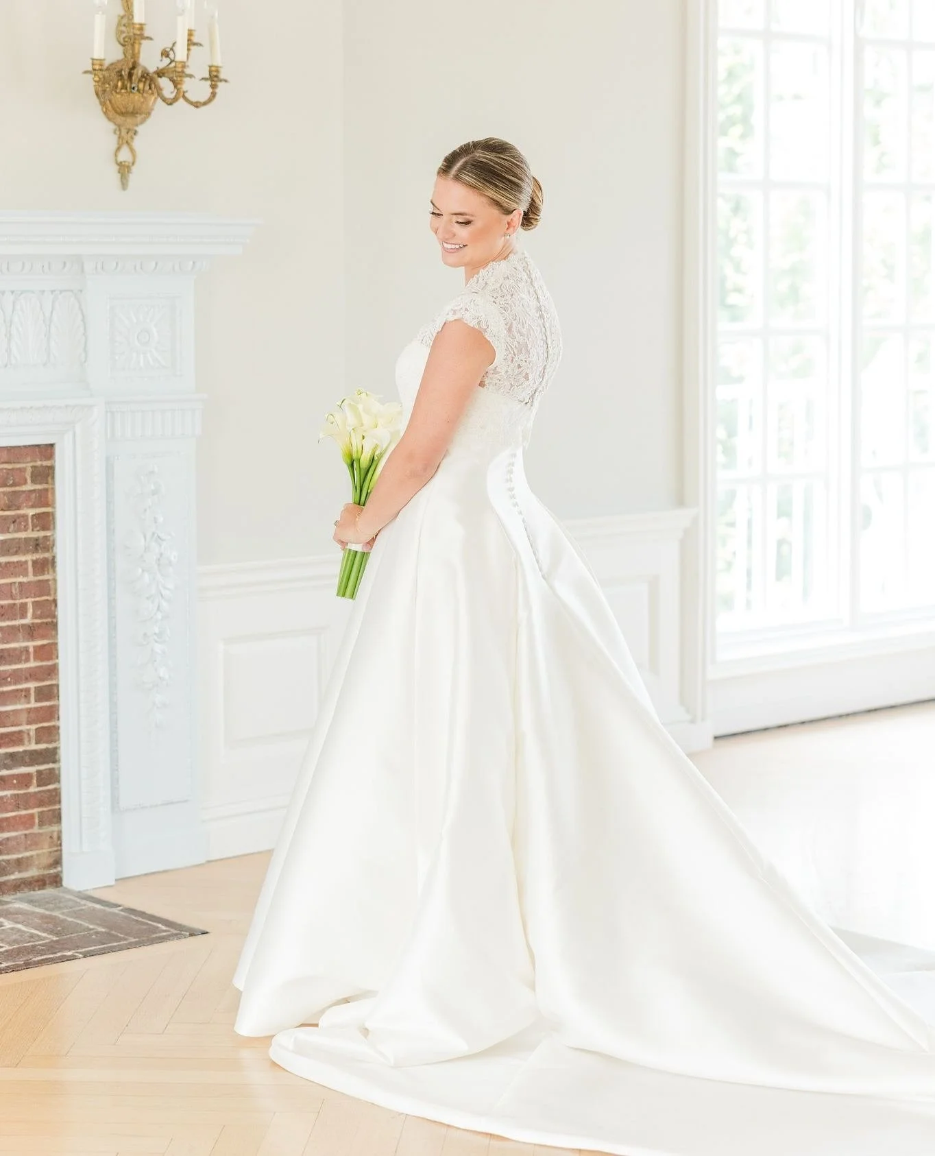 If you know me, you know I have a soft spot for timeless bridal style, and Juliana embodied it perfectly. Every detail she chose was absolutely unforgettable!⁠
⁠
Venue: @themansionatglencove⁠
Photography: @shainaleephoto &amp; @arturodiaz.slp⁠
Floral
