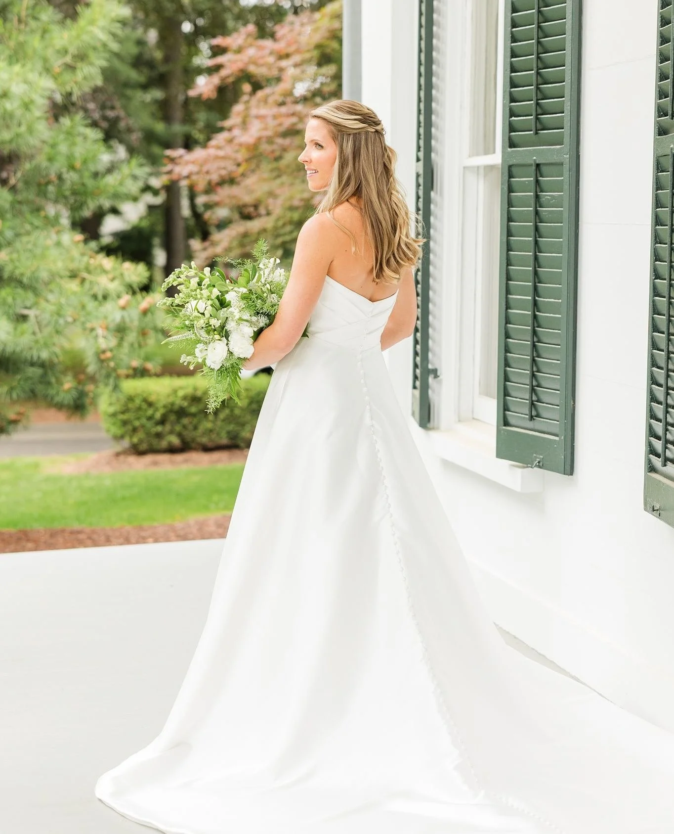 A beautiful bride and her stunning details.  Swipe to see more of Catie&rsquo;s bridal style!⁠
⁠
Venue: @burrmansion⁠
Wedding Planner: @rosehill_events @lindsay_rosehillevents⁠
Photography: @shainaleephoto &amp; @arturodiaz.slp⁠
Florals: @braachsflow