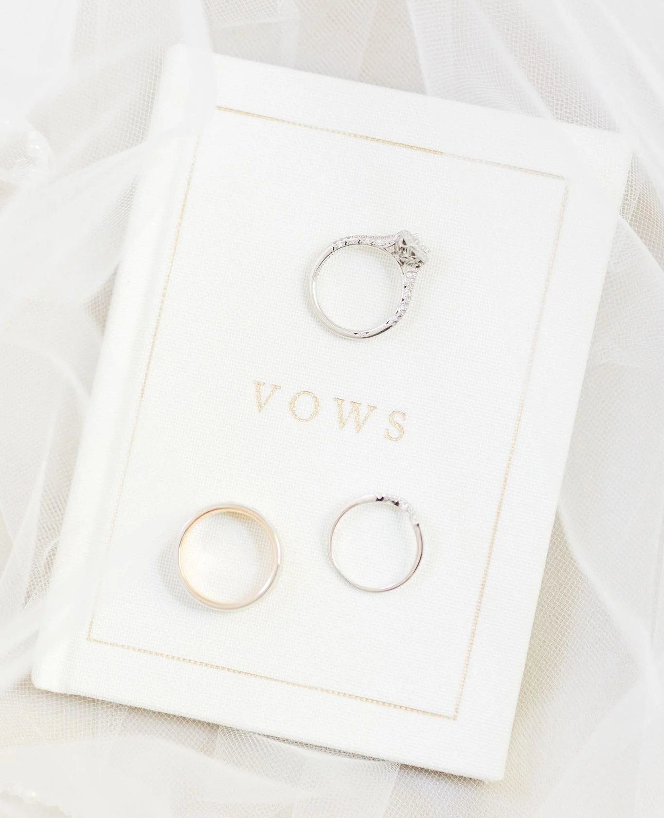 The most perfect details with a few pops of color for an elegant fall wedding day.  Swipe through to see some of my favorites from this celebration!⁠
⁠
Venue: @thewadsworthmansion @rachelatwads⁠
Photography: @shainaleephoto &amp; @arturodiaz.slp⁠
Flo