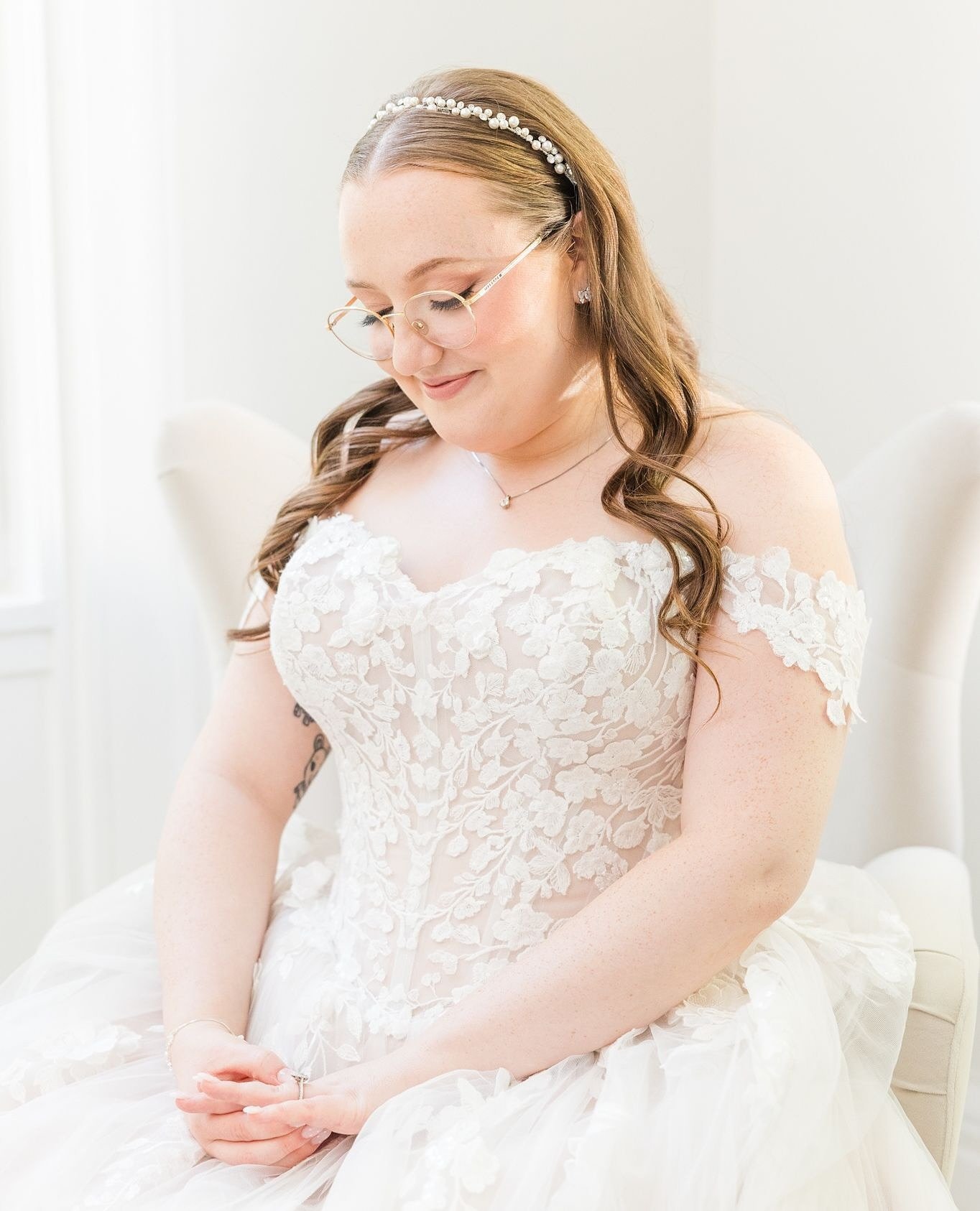 Claire&rsquo;s bridal style was absolute perfection, right down to the tiniest of details.  Swipe to see the gorgeous ring she&rsquo;s admiring!⁠
⁠
Venue: @thewadsworthmansion @rachelatwads⁠
Photography: @shainaleephoto &amp; @arturodiaz.slp⁠
Hair &a