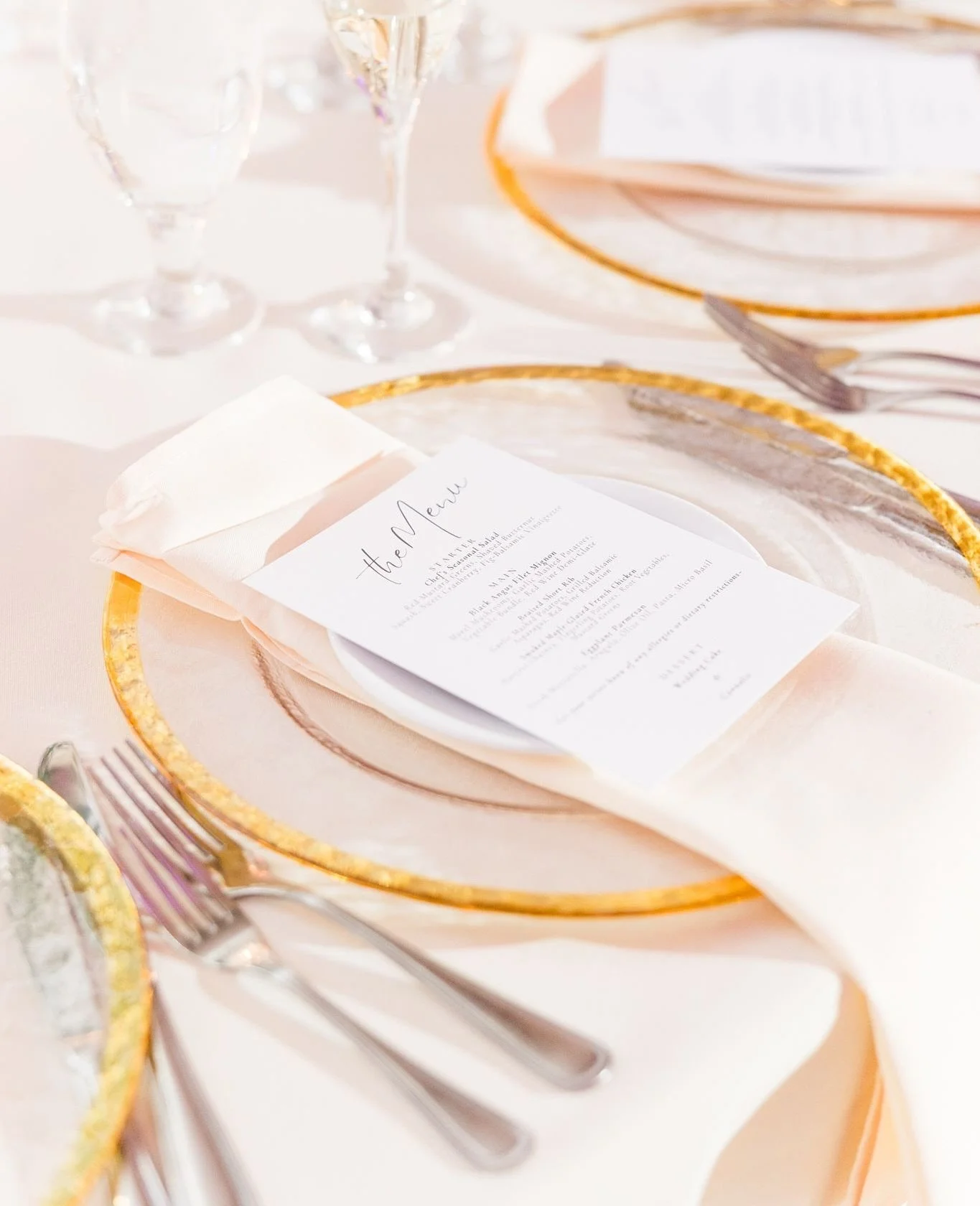 Give me details with touches of gold and pops of color any day!  Swipe to see more of this elegant fall wedding design. ✨⁠
⁠
Venue: @greatriverweddings⁠
Photography: @shainaleephoto &amp; @arturodiaz.slp⁠
Florals: Jody Deluca⁠
Cake: @dimarepastry⁠
⁠
