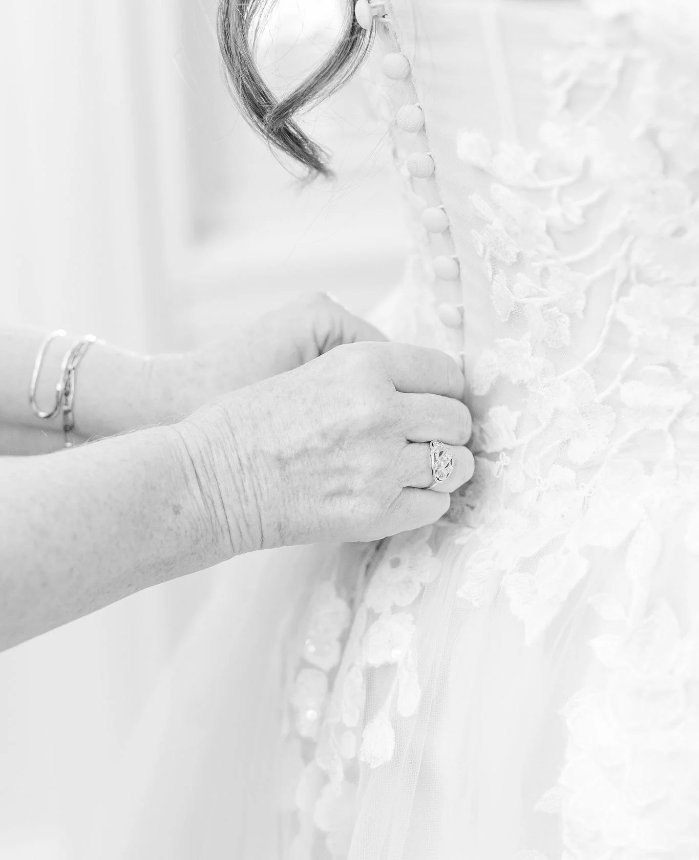 A little moment just for these gown details. ✨⁠
⁠
Venue: @thewadsworthmansion @rachelatwads⁠
Photography: @shainaleephoto &amp; @arturodiaz.slp⁠
Hair &amp; Makeup: @beautybyalexiskaredes⁠
Bride&rsquo;s Gown: @majestybridal⁠
Content Creator: @behindyo