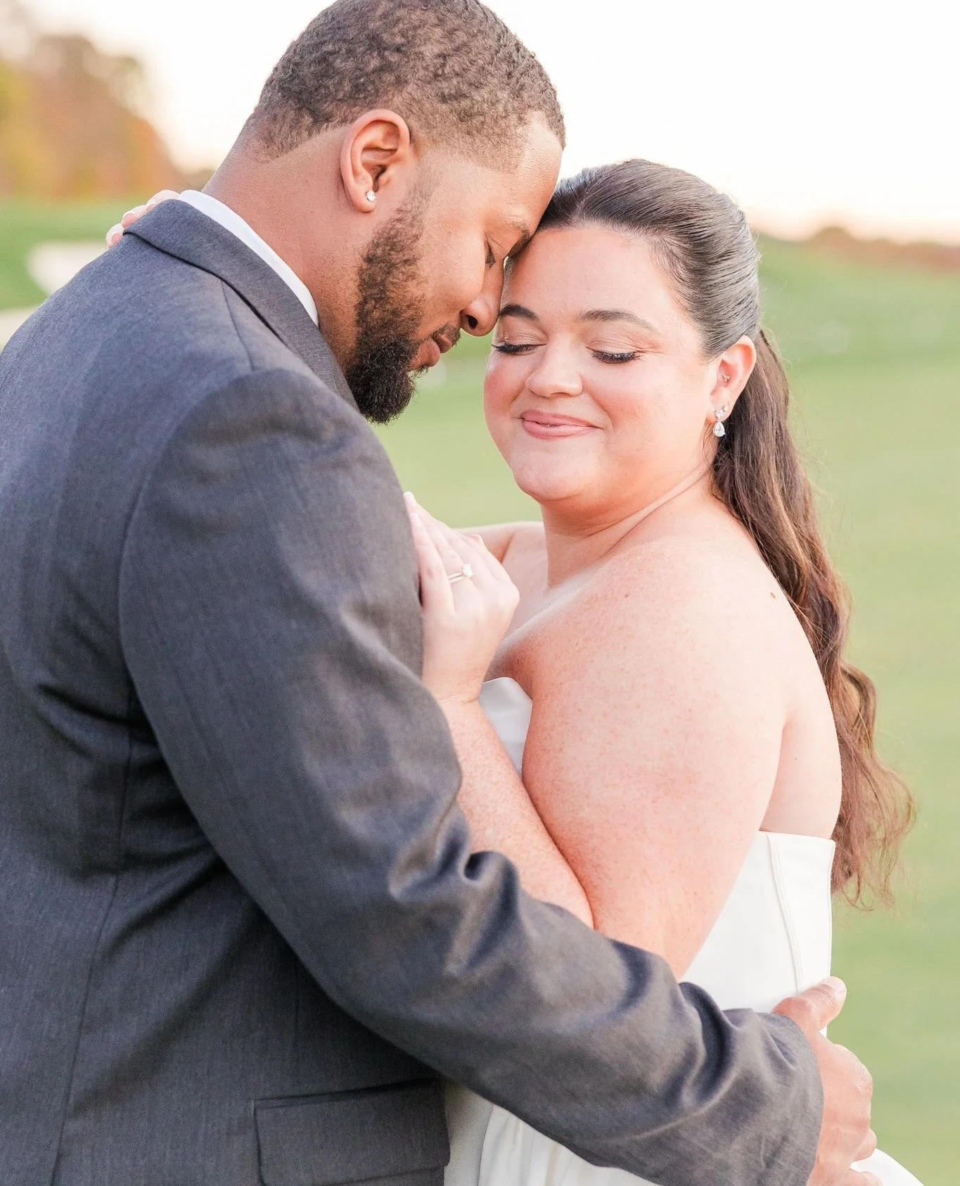 Golden hour on the golf course of @greatriverweddings⁠? You don&rsquo;t have to ask me twice! ✨⁠
⁠
Venue: @greatriverweddings⁠
Photography: @shainaleephoto &amp; @arturodiaz.slp⁠
Florals: Jody Deluca⁠
Hair: @hairbytorikiernan⁠
Makeup: @lauramelissama