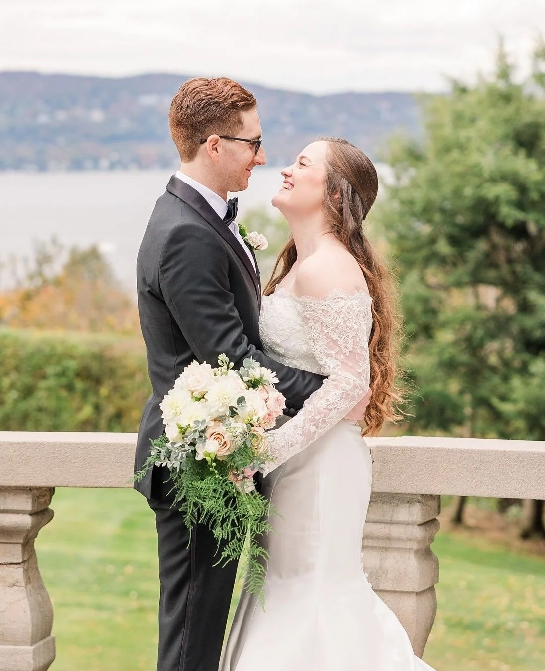 Let&rsquo;s talk photography timelines!⁠
⁠
A first look isn&rsquo;t a requirement; it&rsquo;s a choice. And your choice should always reflect you.⁠
⁠
If you&rsquo;re waiting to see each other at the ceremony but still want to enjoy cocktail hour, we&