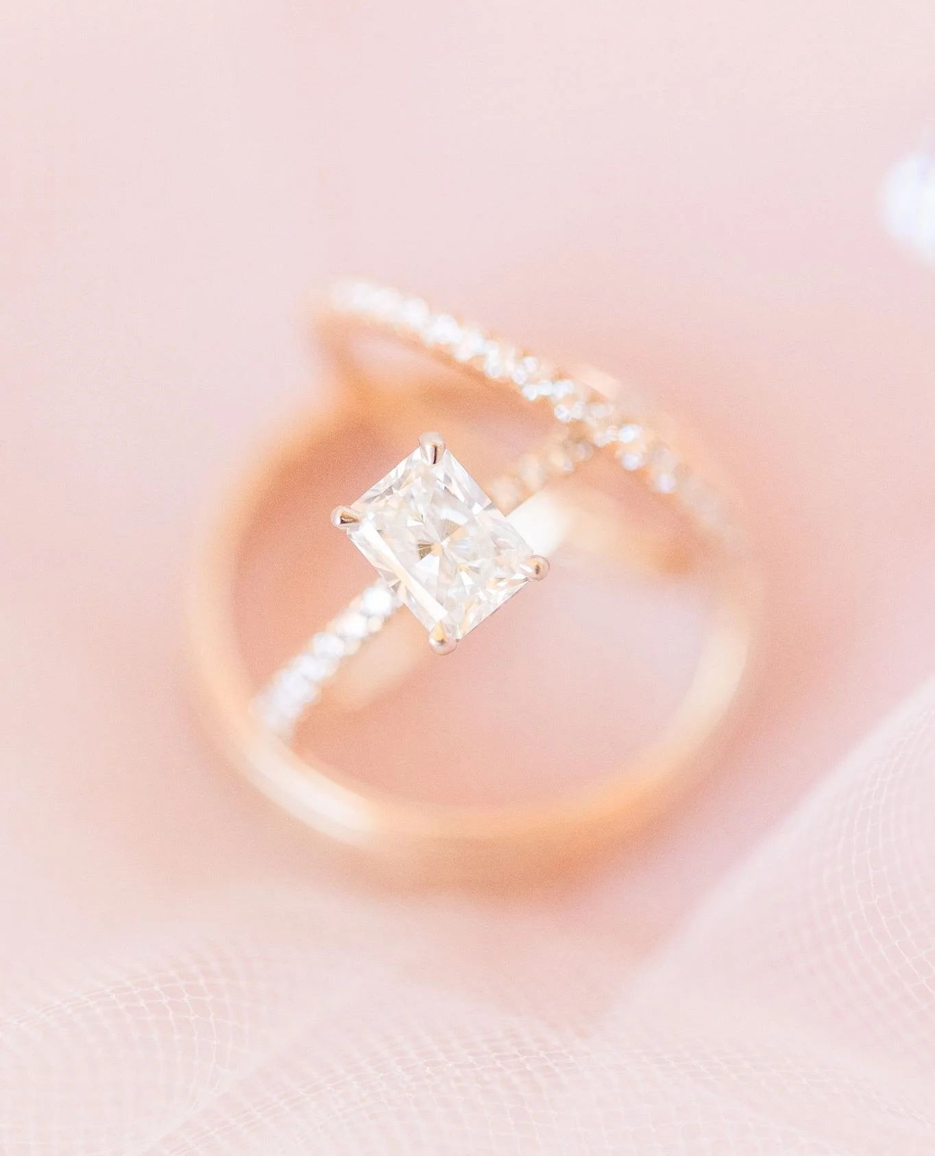 Every detail matters, especially the rings! Thoughtful styling and subtle pops of color made these wedding ring shots feel timeless and refined. Swipe to see a couple of my favorites!⁠
⁠
Venue: @greatriverweddings⁠
Photography: @shainaleephoto &amp; 