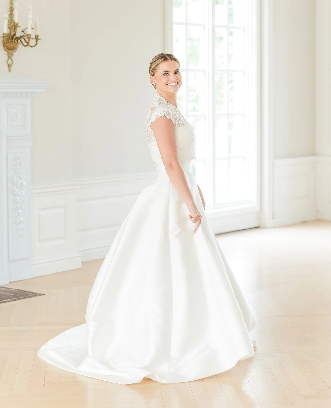 An effortless morning.  A room filled with light.  The quiet moments before the ceremony.⁠ Juliana&rsquo;s bridal style was elegant and intentional, and reflected her personality perfectly!⁠
⁠
Venue: @themansionatglencove⁠
Photography: @shainaleephot