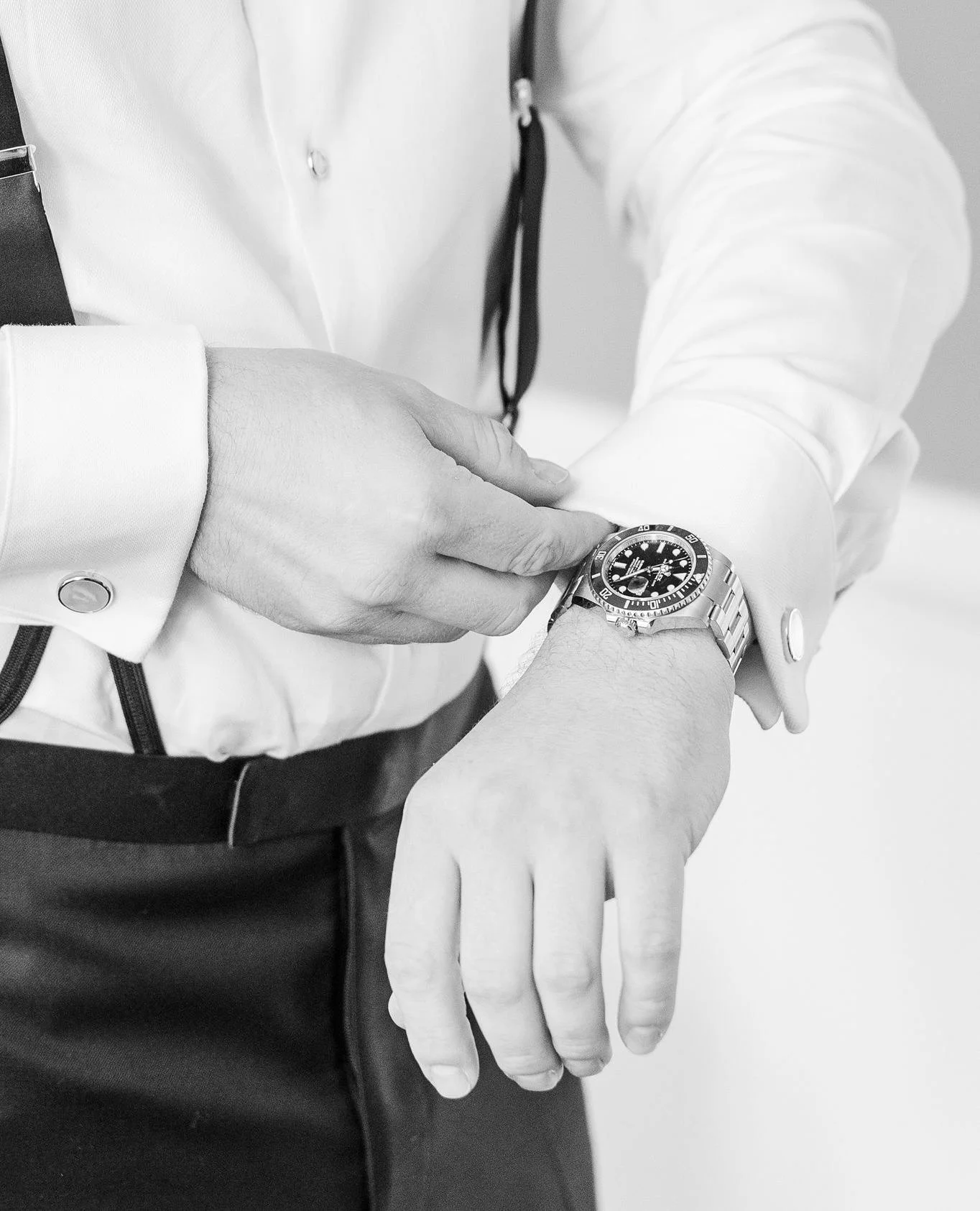 Grooms, your getting-ready space matters more than you think:⁠
⁠
&bull; Choose a clean, well-lit room with plenty of natural light⁠
&bull; Avoid clutter (bags, food containers, and random clothes in the background)⁠
&bull; Neutral walls and minimal d