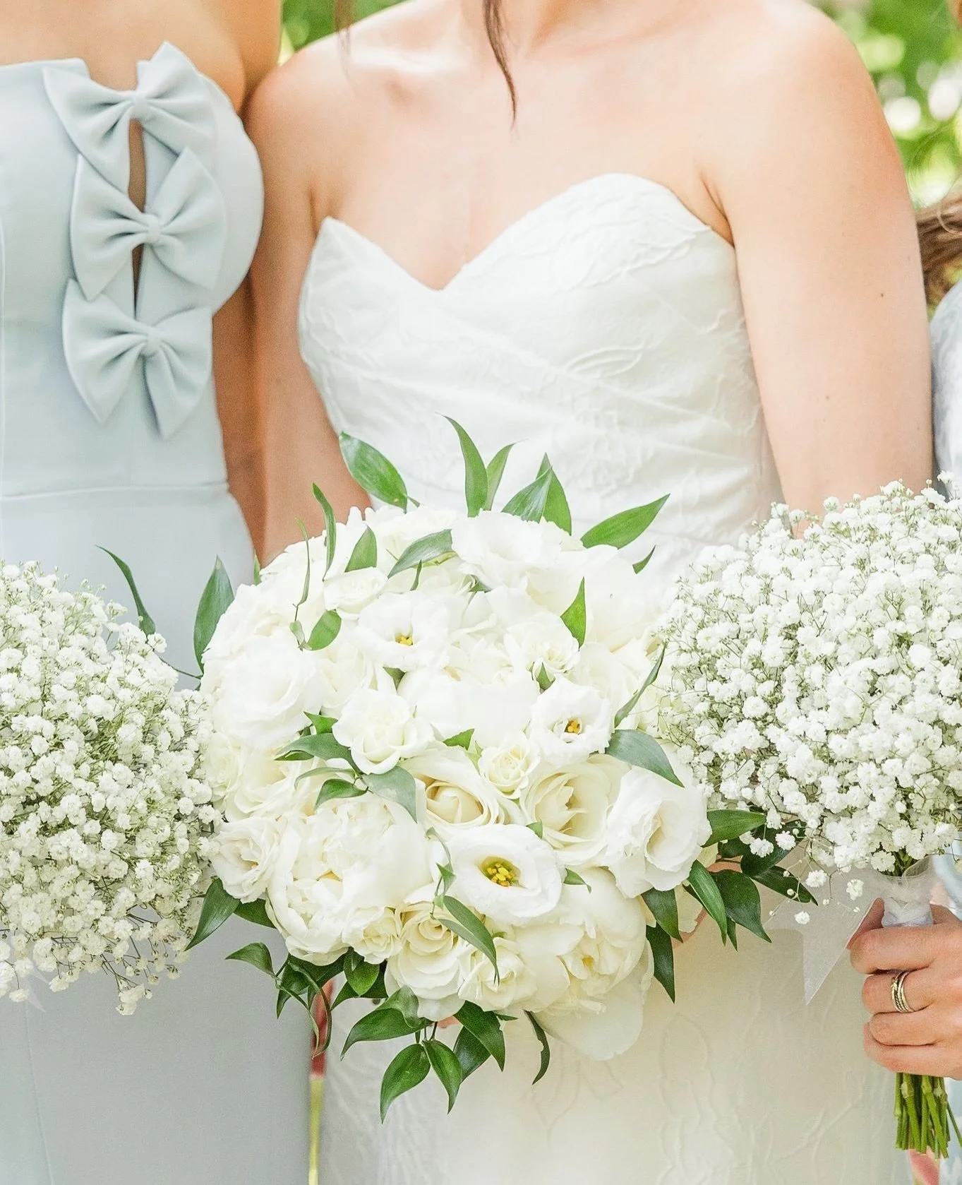 Lush spring florals will never go out of style.  Throwing it back to Annie and Mike&rsquo;s classic June wedding, featuring a fun pop of color in their event design!⁠
⁠
Venue: @whitbycastle ⁠
Wedding Coordination: @laceandroseevents⁠
Photography: @sh