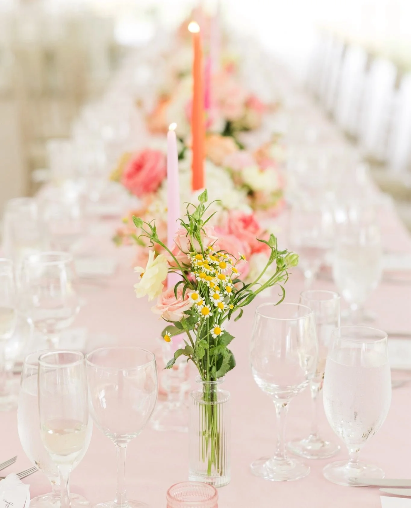 Don&rsquo;t 👏 be 👏 afraid 👏 of 👏 color 👏⁠ You can still have a timeless wedding design without keeping your entire color palette neutral.  Add in pops of vivid colors that pair with neutrals.  Swipe to see more of one of my favorite designs from