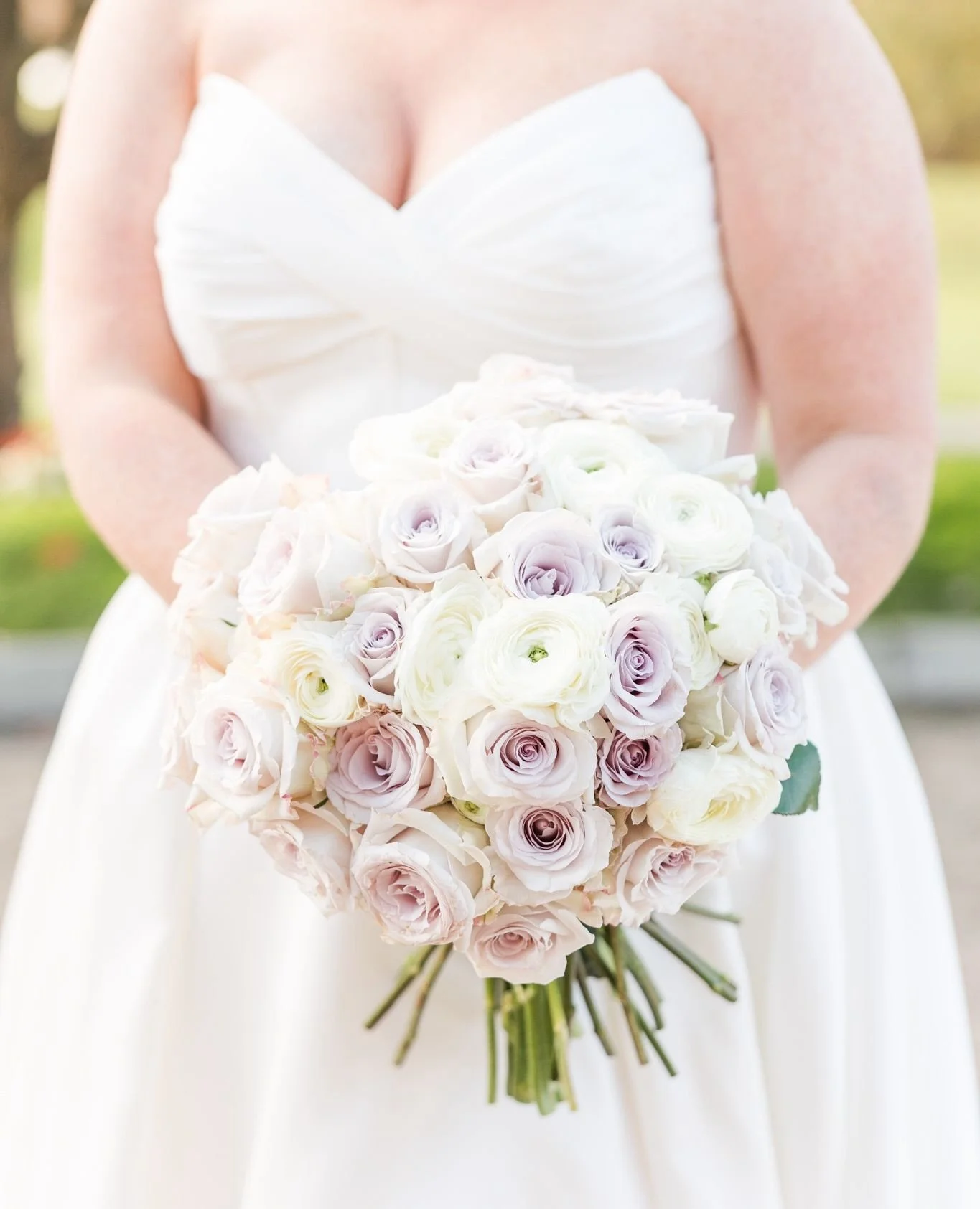 There are many wonderful ways to honor loved ones who are no longer with us:⁠
⁠
✔️ A memory table of family photos⁠
✔️ Wearing your loved one&rsquo;s accessory⁠
✔️ A charm for your bouquet or lapel⁠
⁠
Swipe to see how Maggie brought their late pup al