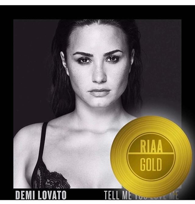 aaaand it&rsquo;s gold! 🙏 @ddlovato @taylaparx 
Only shooting stars break the mold ...😂😂😂... #riaagold #demi #tmylm