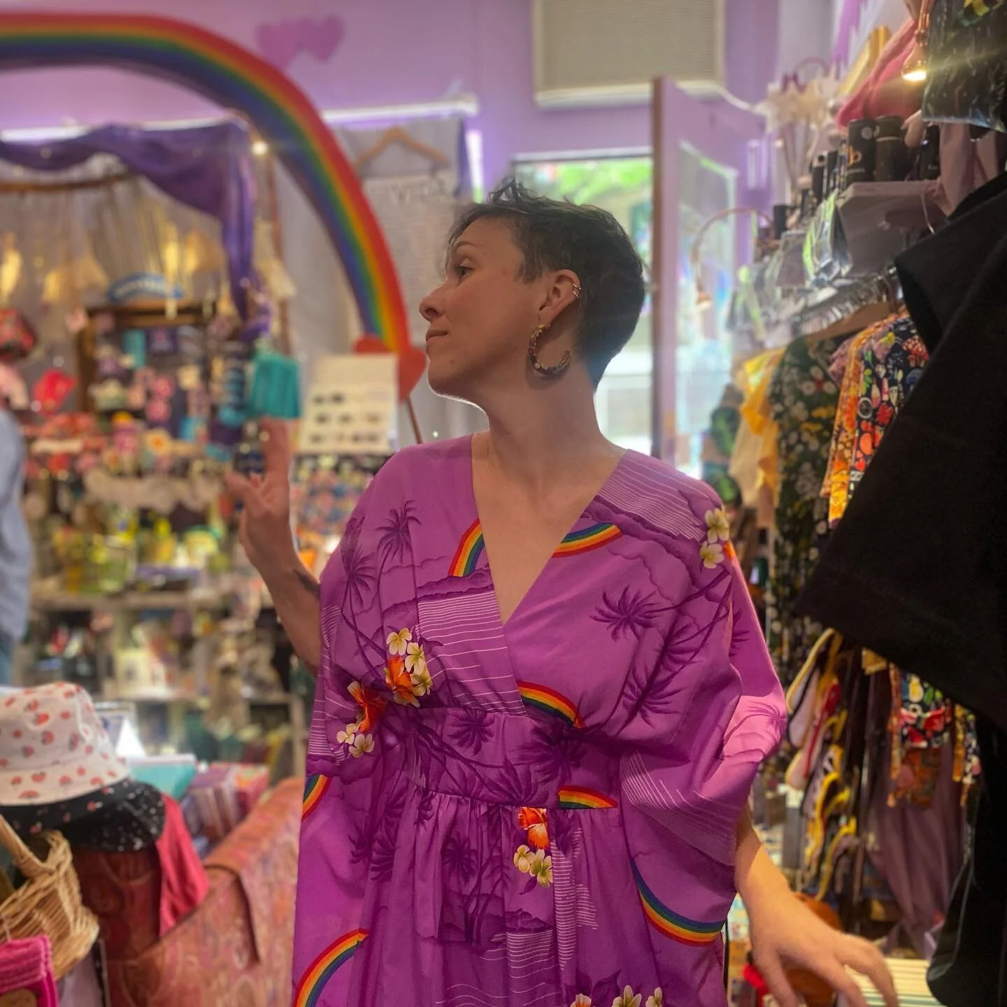 Rainbow Room🌈🌈🌈
@eillah13 in her new vintage Helena Hawaiian caftan 🌺🌺🌺
#saturday #blissvintage #rainbowdress #sunnysideny #vintageinqueens #queens
