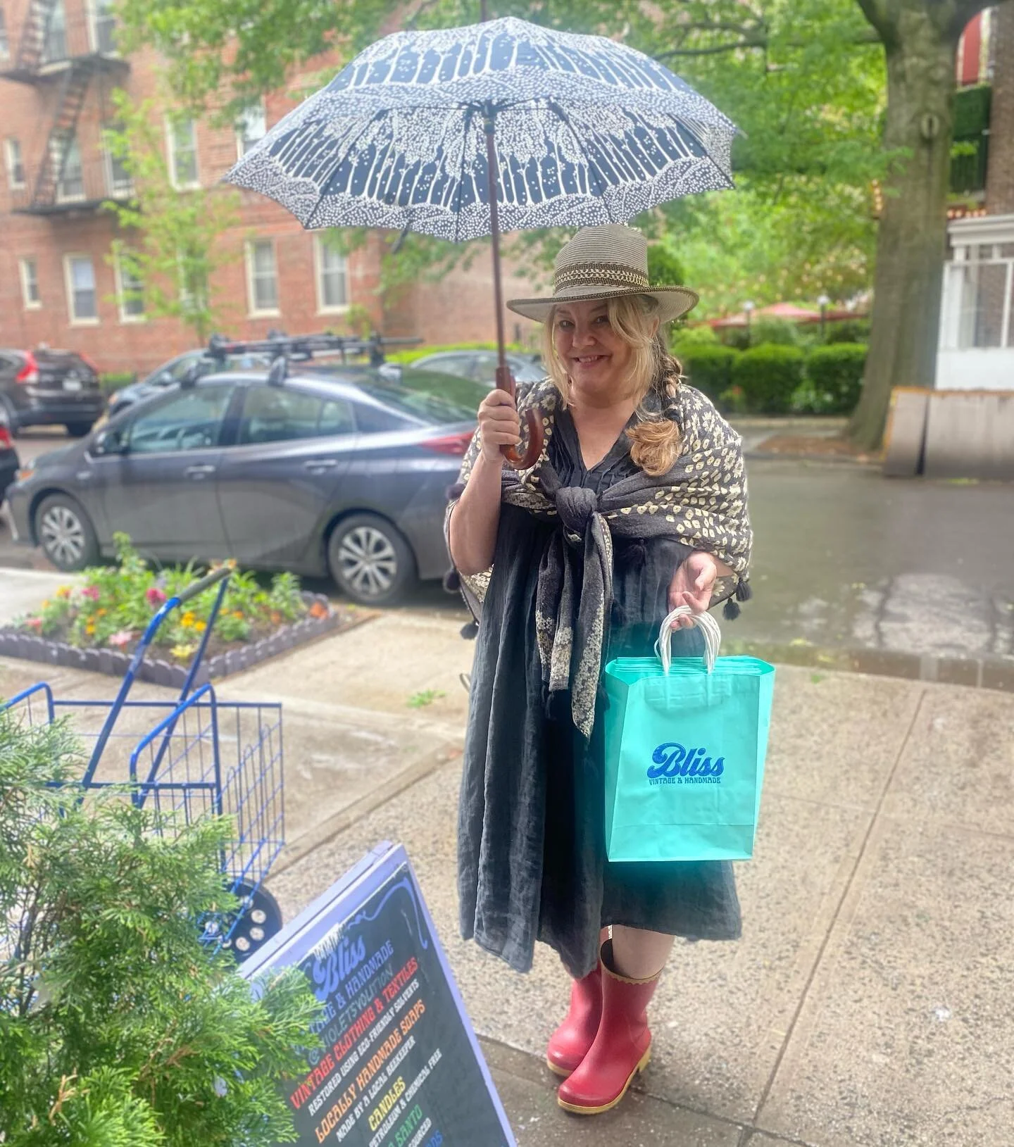 Sweet Lilly stopped by in the rain to bring us some more hand stamped bags for carrying treasures! Isn&rsquo;t she so cute !? She&rsquo;s wearing one of the pleated linen dresses from the shop. Yes, it has pockets!! 😄

Wishing you all a wonderful ra