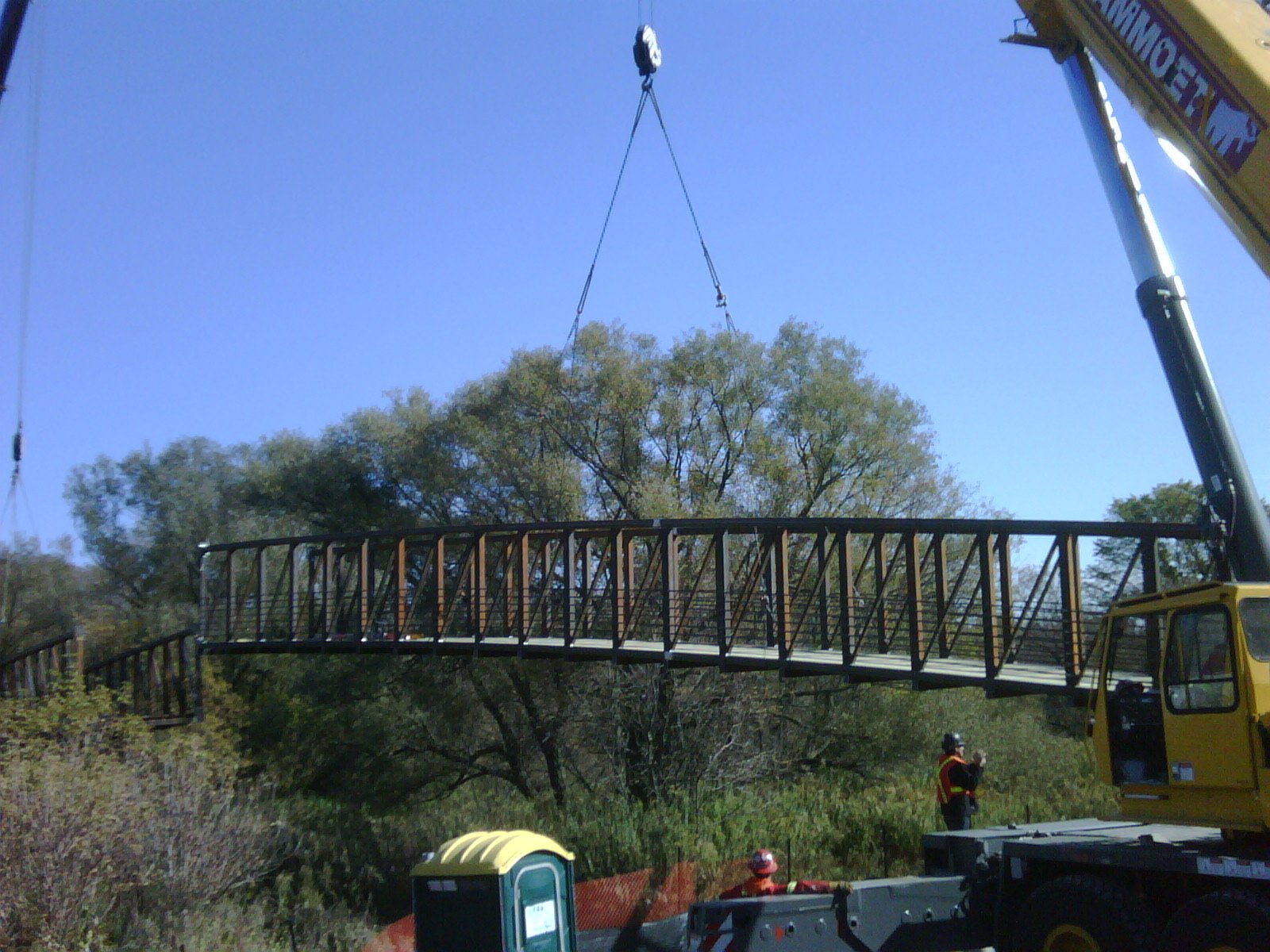 Bayly Street Bridge-Installation By Two Grove 6250 Cranes -7.jpg