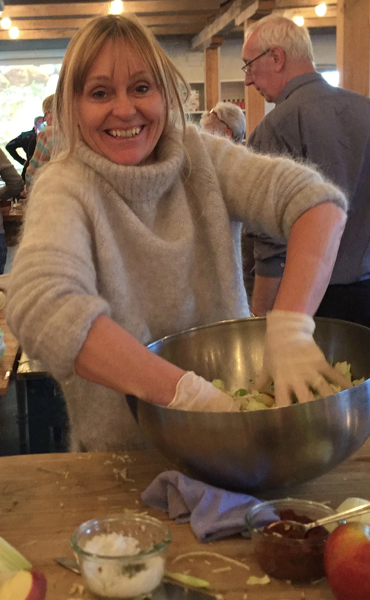 Der masseres (stadig med sikkerheds-handsker).
