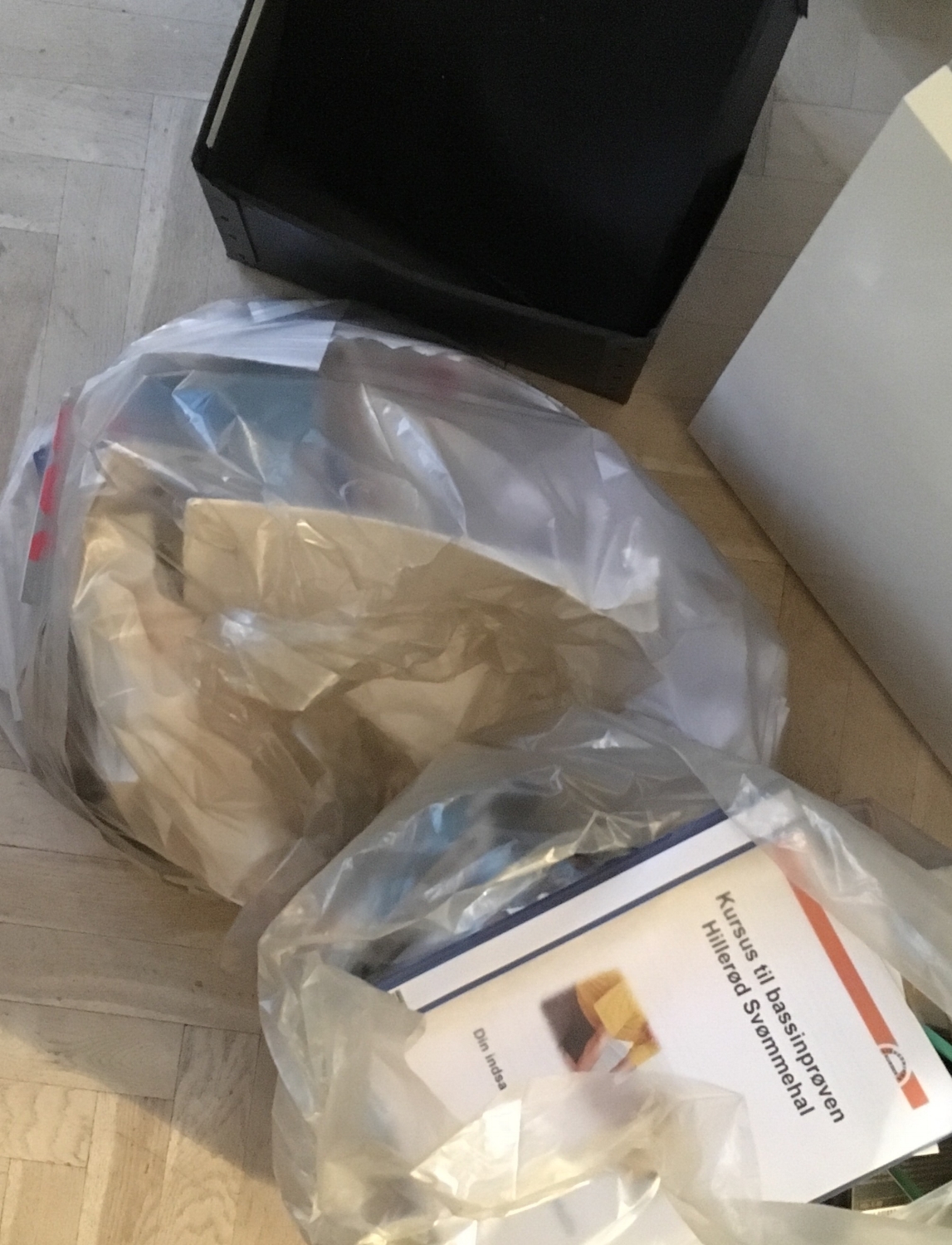2 sække papirer til skralderen