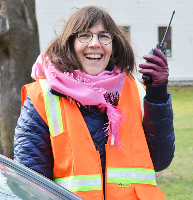 An intrepid crew of parking attendants deftly (and cheerfully!) handled a steady flow of traffic, happily with no mishaps.