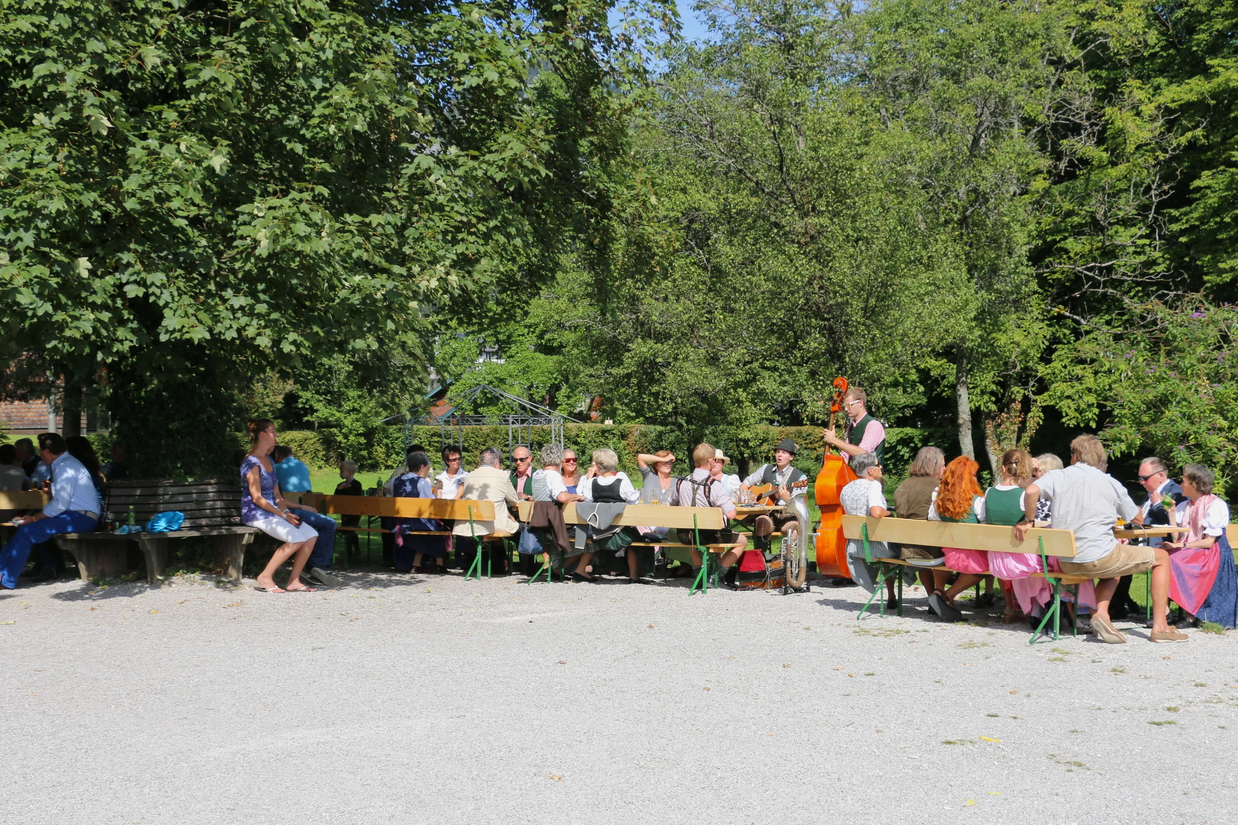 Frühschoppen am 4. und letzten Tag des Festivals im Garten des Mozarthauses