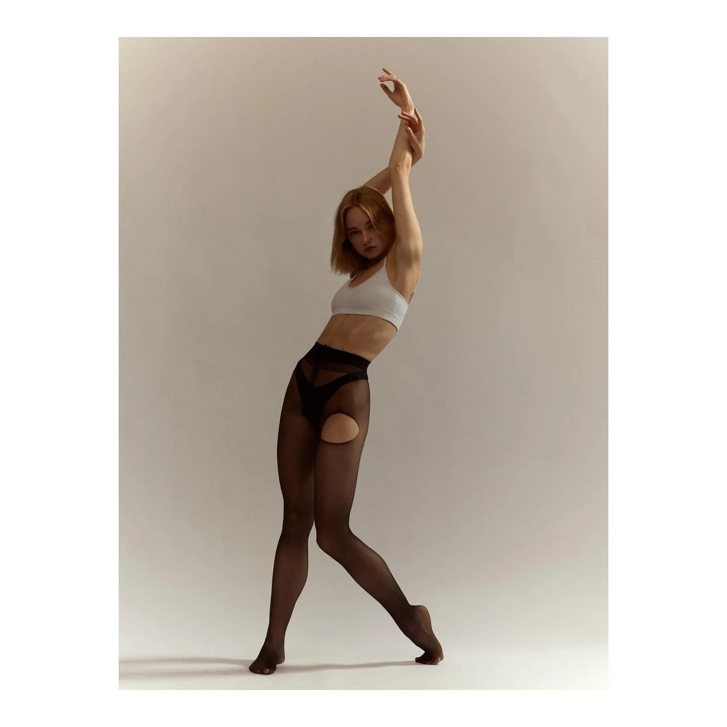 The last few days have just been a blur of food and naps.. can&rsquo;t wait for some sort of normality to resume 

@ellabmansford dancing around the studio recently 

#london #studio #dancer #fashion #portrait #model #photography