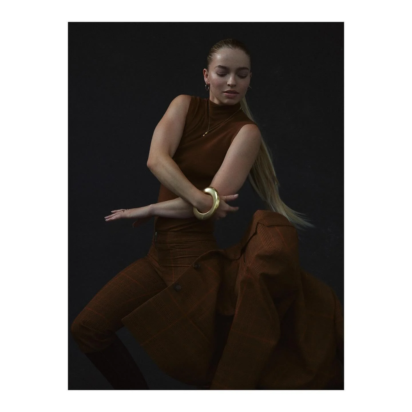 New fashion story for @rollacoaster AW23 

Movement director @leejayhoy 
Fashion @christineskowron_ 
Model @kizzyrain 
Mua @ejones.hmua 
Hair @hairby.maiko 
Assisted @raphaelleorphelin 
Video @simsnotebook 

#london #studio #editorial #print #fashion