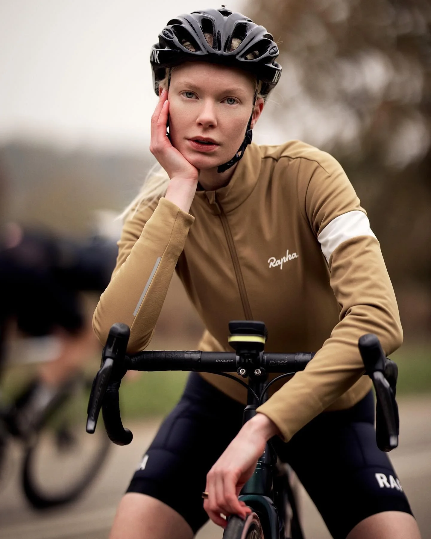 A gloomy afternoon in Richmond park with @jennijuliap 

#london #richmond #cycling #portrait #photography #fashion