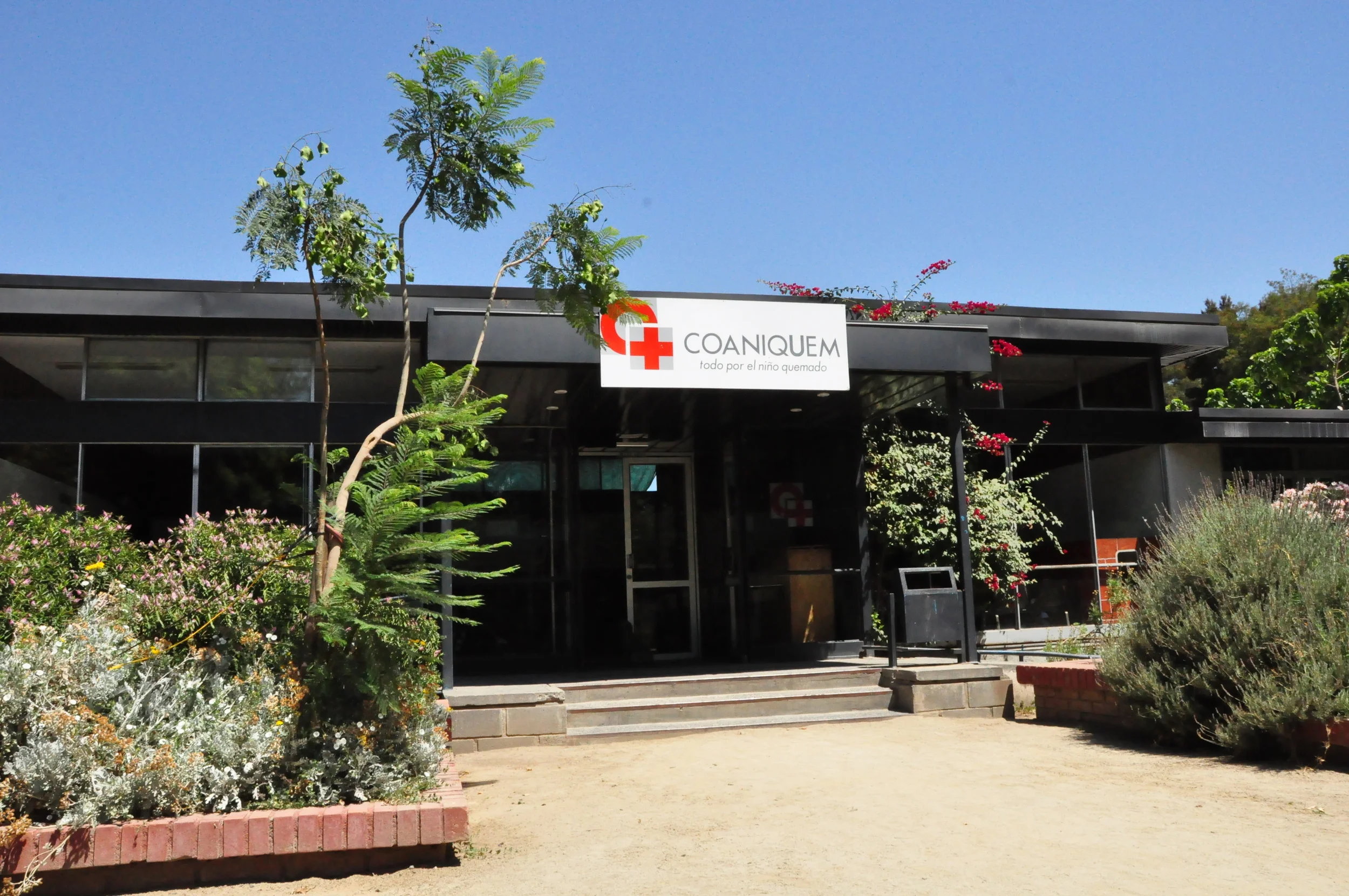 Sponsor: Coaniquem: Santiago, Chile and DesignMatters: Art Center College of Design Coaniquem is a leading, internationally recognized nonprofit that provides free long-term treatment to pediatric burn victims across Latin America. Research Traveling to Coaniquem, a pediatric burn rehabilitation center in Santiago, Chile we conducted field research on the challenges faced by families, patients, professionals and communities responsible for caring for them.
