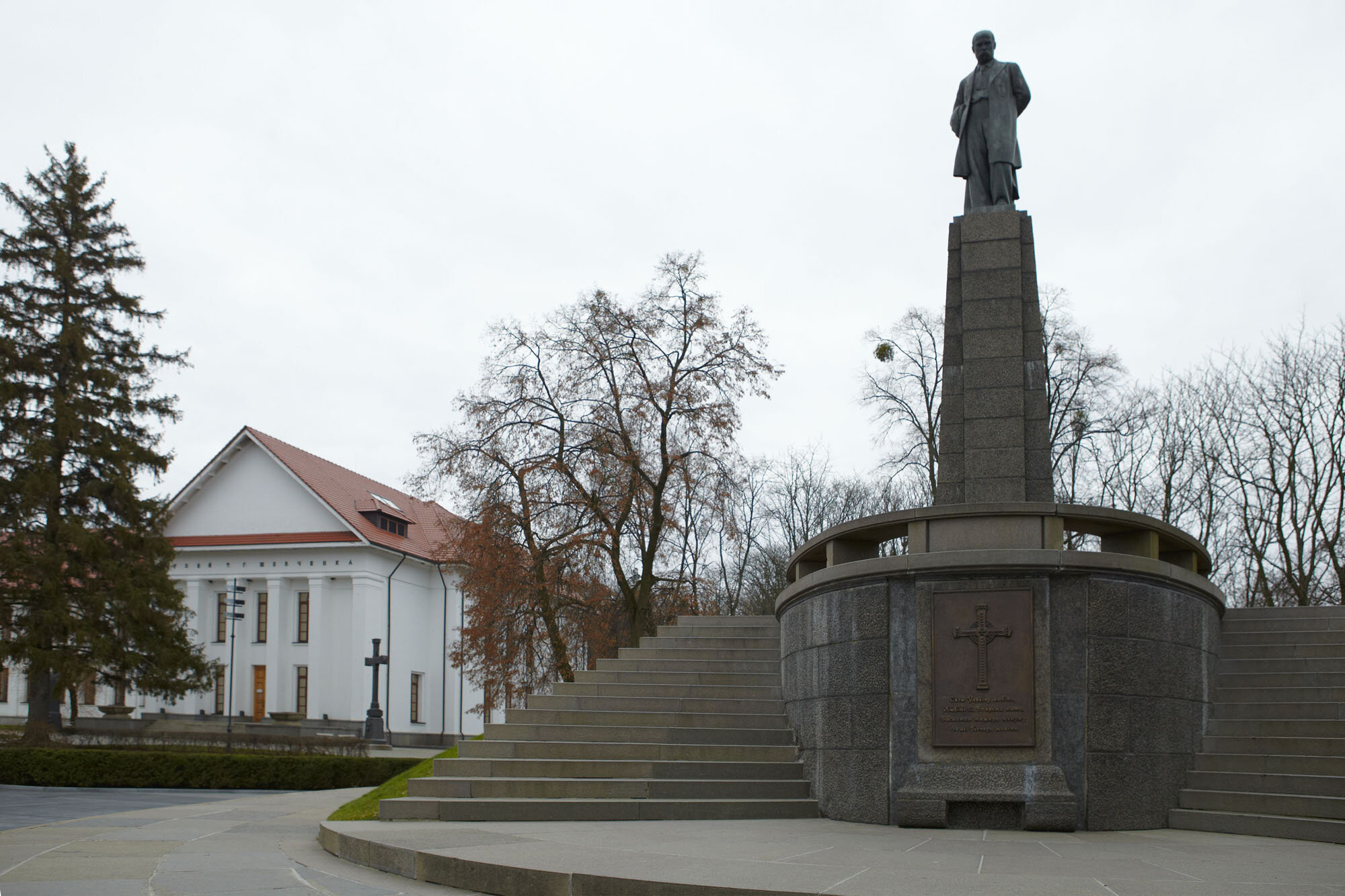 Пам'ятник Т.Шевченку і музей ім. Т.Шевченка на Тарасовій Горі.jpg