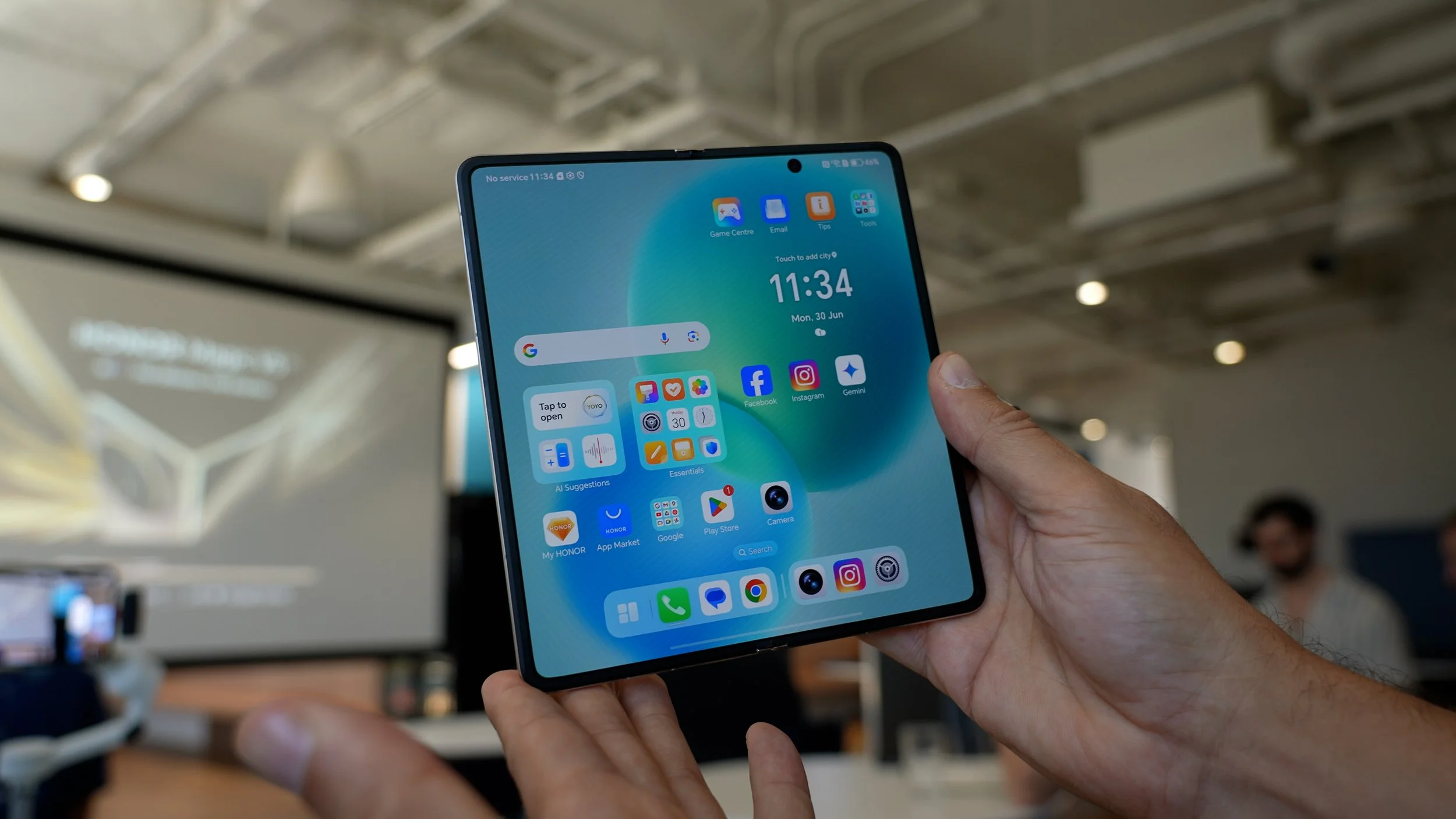 Honor Magic V5  inner display.jpg