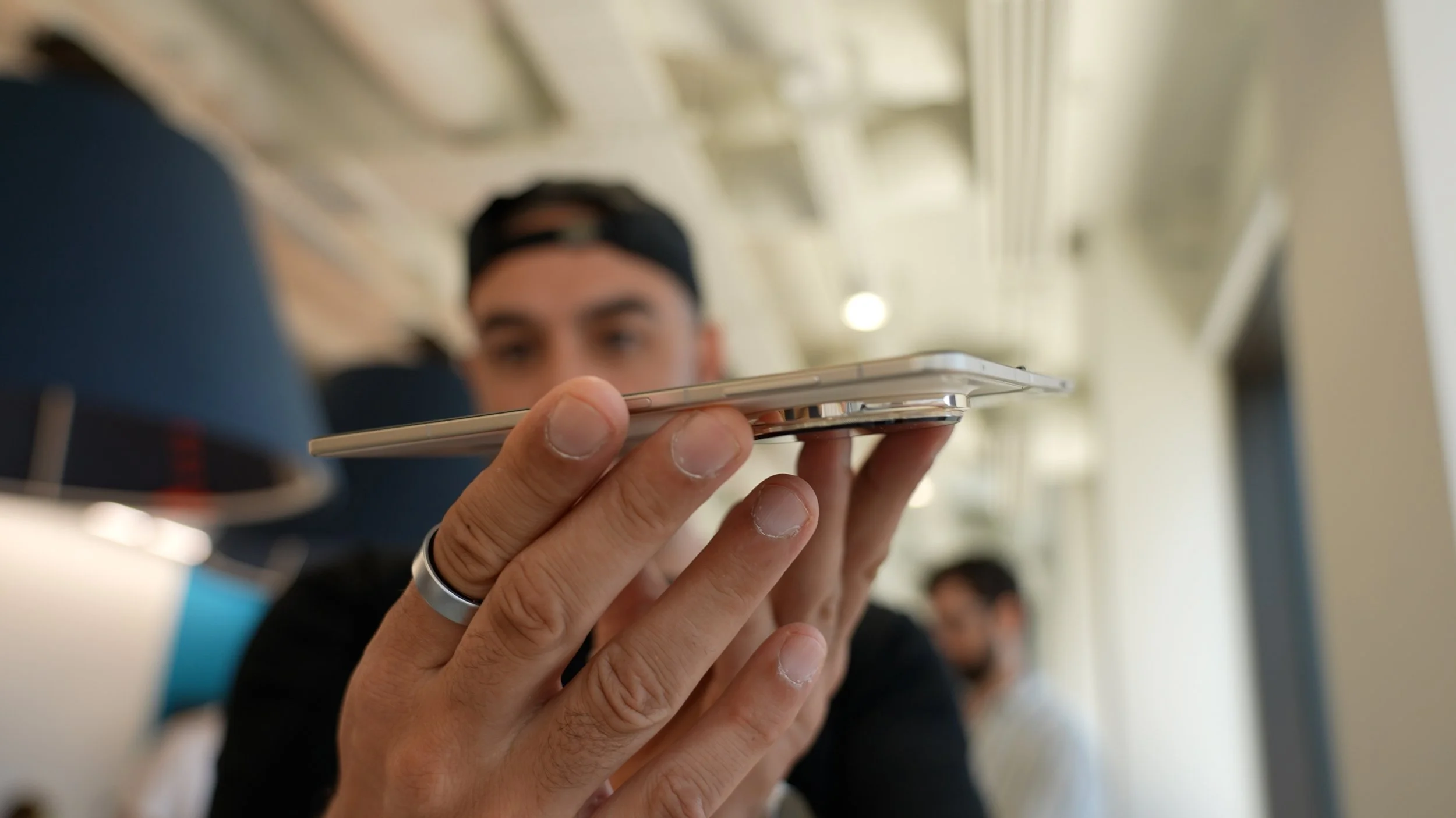 Honor Magic V5  thin unfold.jpg