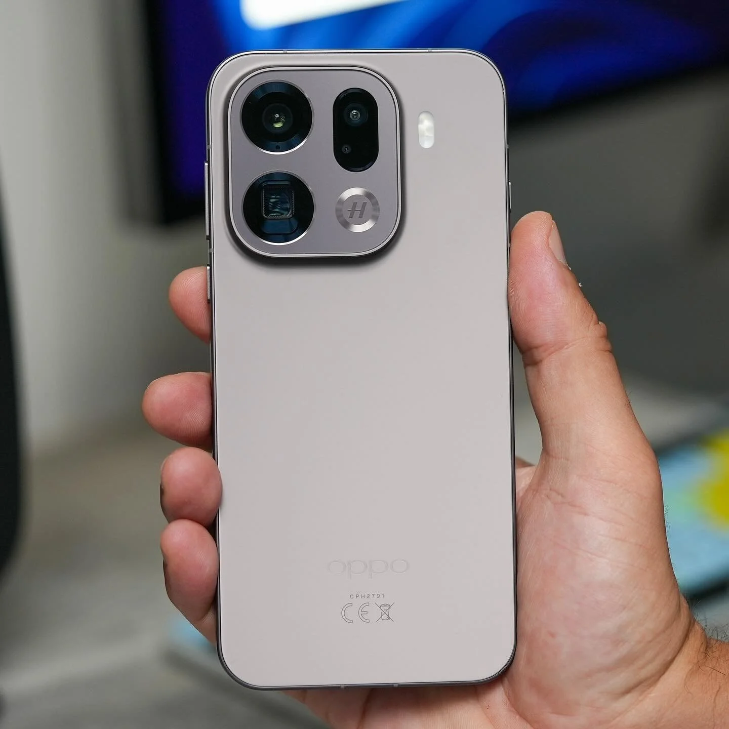 Here&rsquo;s a sneak peak at the design of the @oppouk Find X9 Pro! What do you think of the design? Care to venture a guess as to what the specs are⁉️
#Oppo #FindX9pro