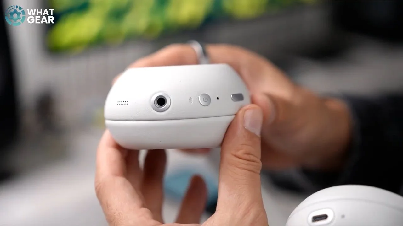 Sony WH1000X The Collexion headphone jack.jpg