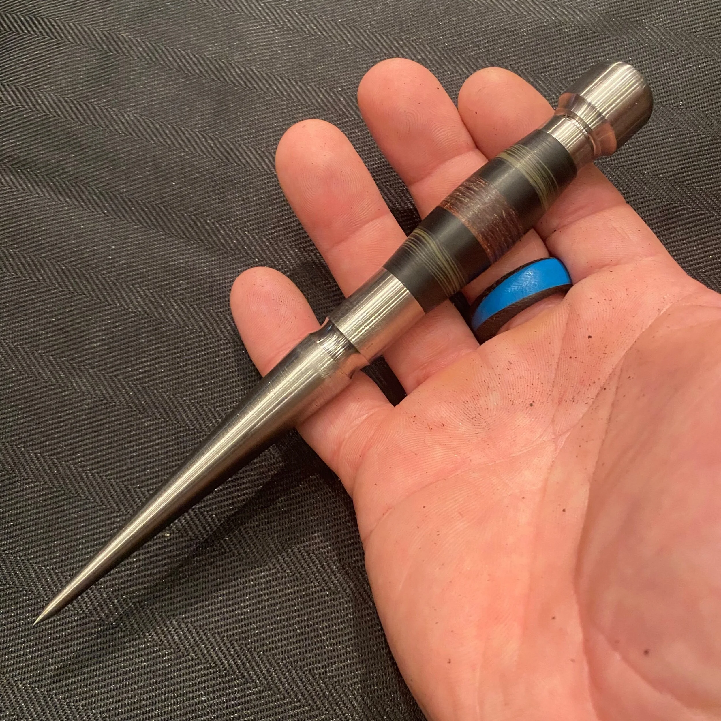 CEAFA9C8-5D0D-4143-B9B8-359FAC1877A3