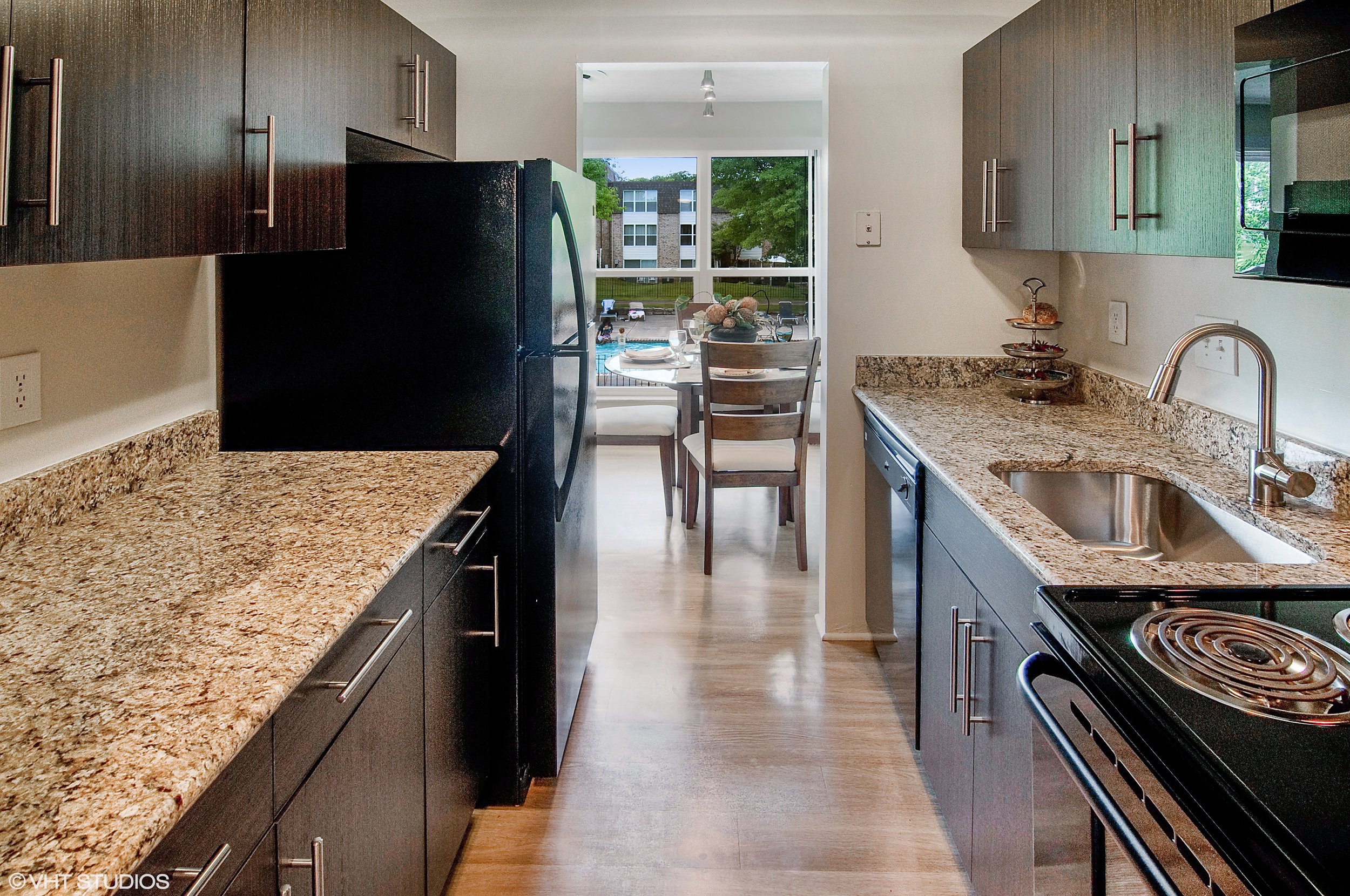 04_1344CarriageHillLn_5_Kitchen_HiRes.jpg