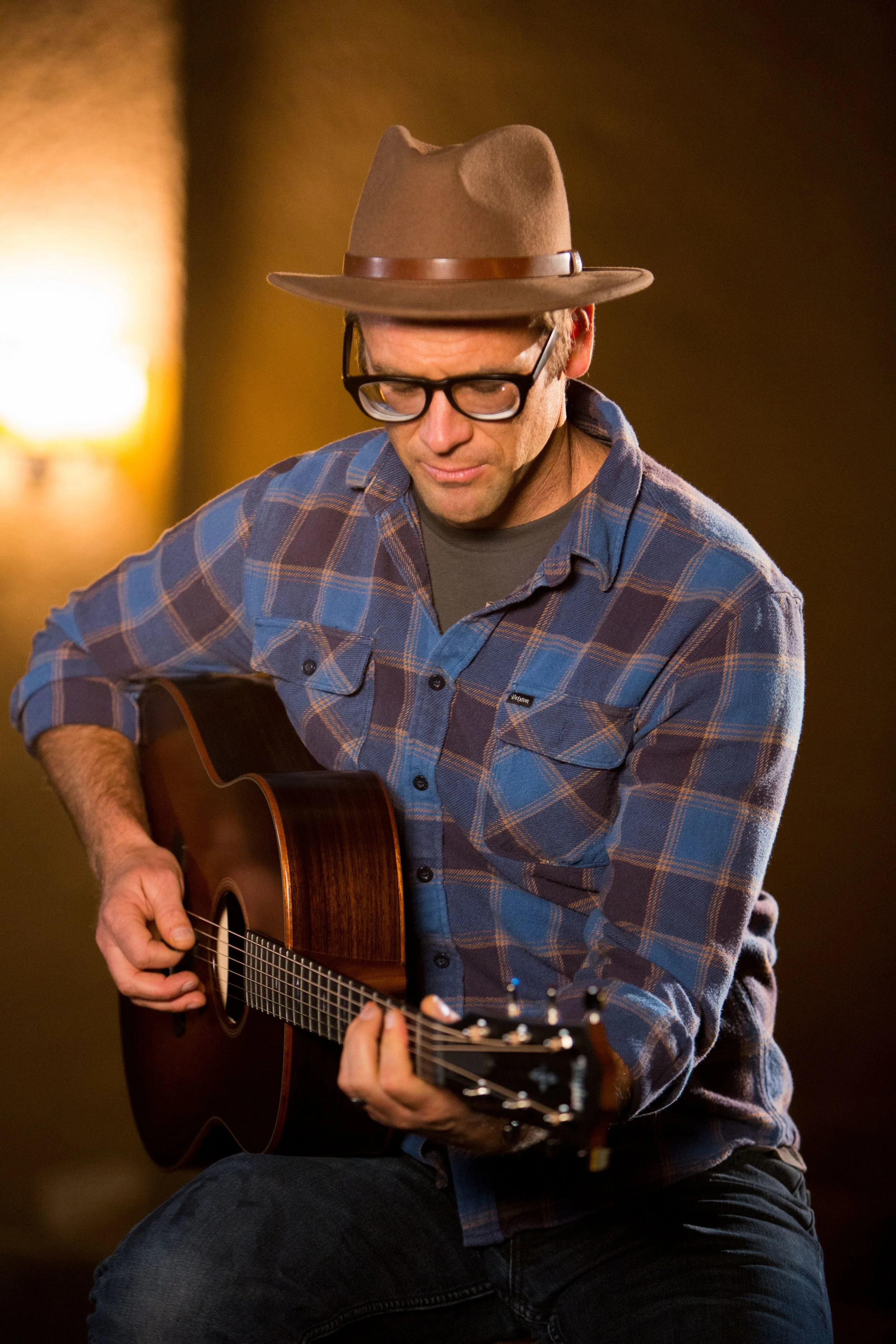 Taylor’s legendary builder, Andy Powers takes in the rich sound of the Taylor Grand Pacific.