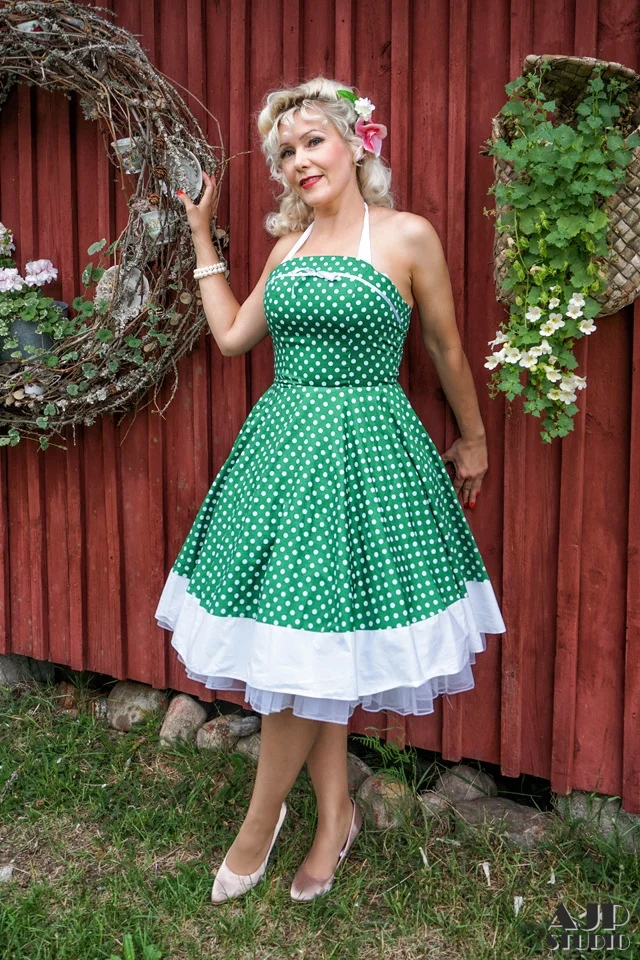 Kitty M AJP Photography Pinup valtasi sydämeni n. 4 vuotta sitten.Nuoruudesta lähtien olen ihaillut suuresti idoliani Marilyn Monroeta sekä Jane Mansfieldiä, unohmatta amerikan rautoja, sellaisen haluan joskus itselleni. Pinup captured my heart about 4 years ago, from there I have faced so many good things from pinup and it has opened so many new doors to my life, which I only can dreamed on before <3.I have always admired, my big idol Marilyn Monroe, as well as Jane Mansfield and old american cars, which I wanna have someday! https://www.facebook.com/pinupKitty/