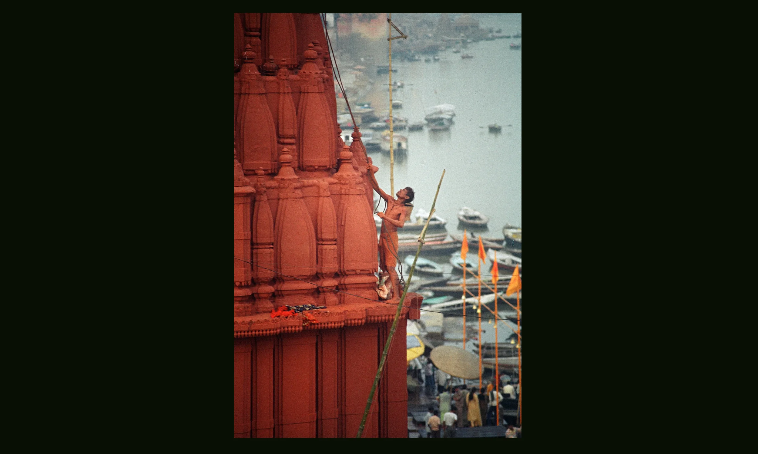 Varanasi_Man_painting_the_tamplepsd.jpg