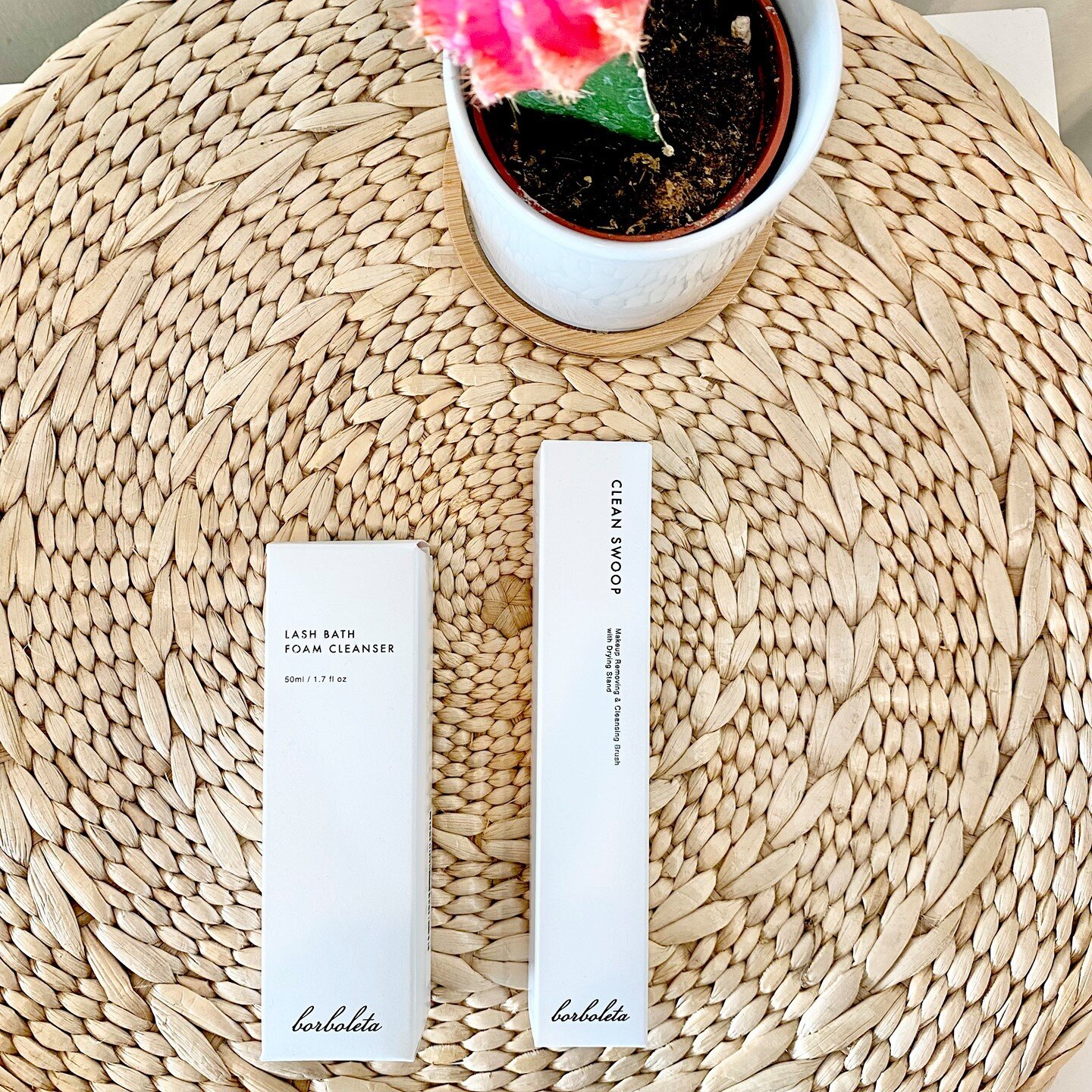 Lash Extension Essentials Kit ✨

Lash Bath: 
Formulated with targeted ingredients like moisture-binding hyaluronic acid and amino acids to replenish and hydrate for more youthful looking skin while strengthening and conditioning natural lashes.
 
Cle