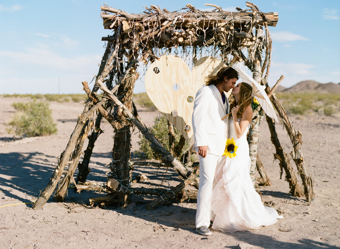 las vegas simple desert outdoor ceremony wedding photographer 