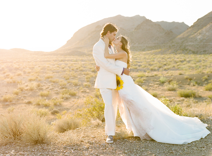 las vegas simple desert outdoor wedding photographer