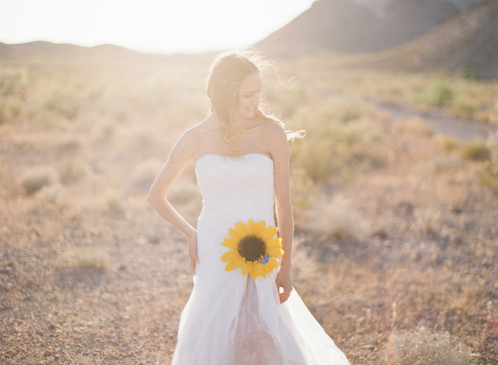 las vegas simple desert outdoor wedding photographer