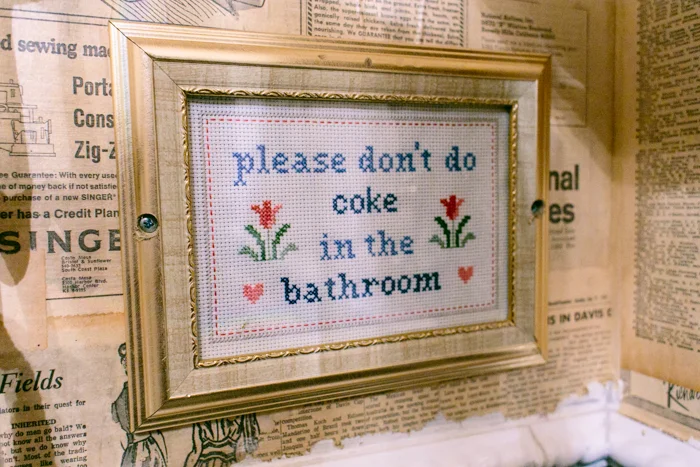 please dont do coke in the bathroom sign commonwealth las vegas
