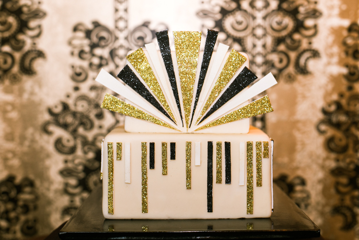 great gatsby themed speakeasy wedding cake