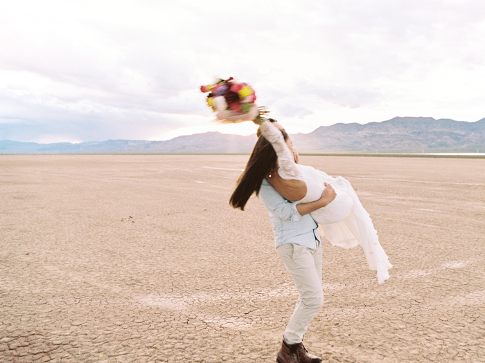 las vegas flora pop silver trailer desert wedding photo 34