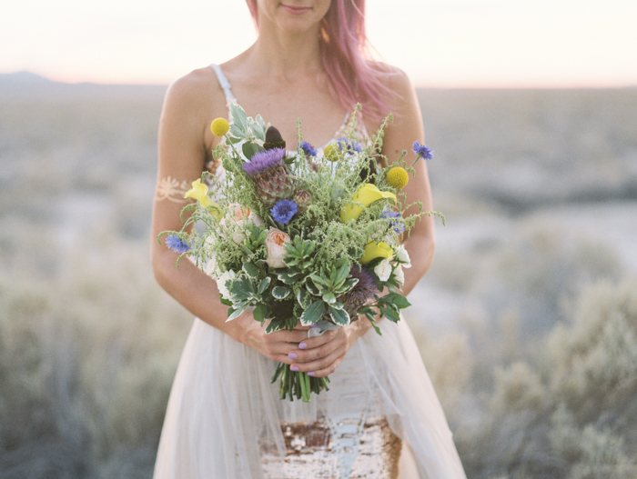 stylish corn creek nv desert elopement | gaby j photography | flora pop flowers
