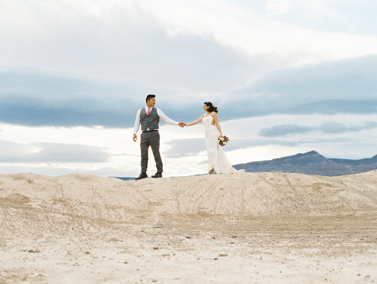 desert dust storm wedding | las vegas elopement photographer | gaby j photography | flora pop elopement