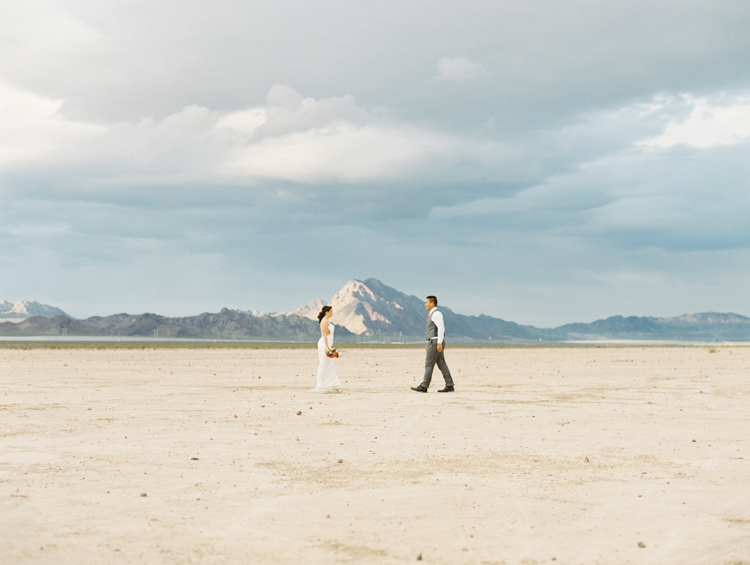 desert dust storm wedding | las vegas elopement photographer | gaby j photography | flora pop elopement